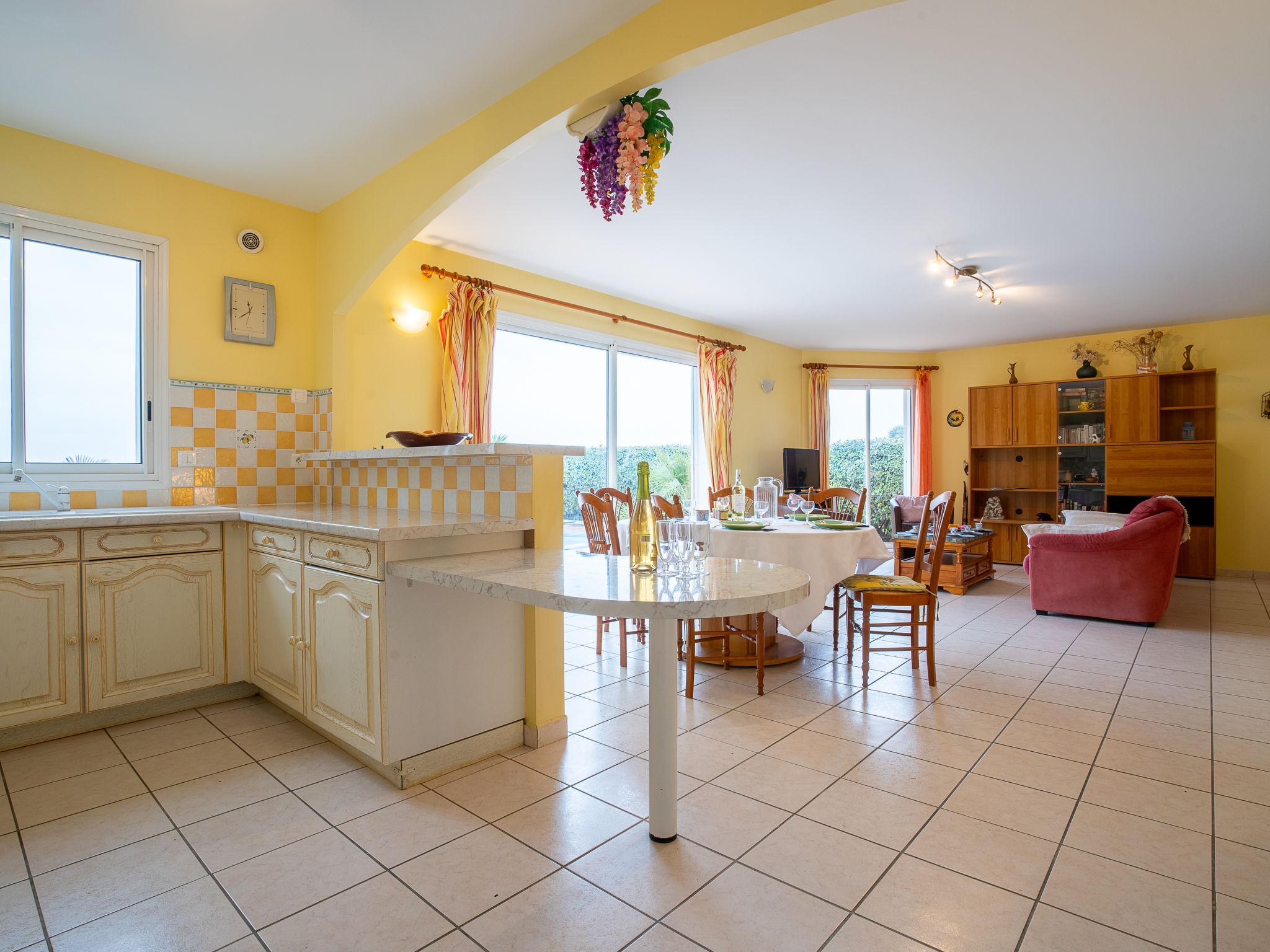 Photo 15 - 5 bedroom House in Le Grau-du-Roi with private pool and terrace