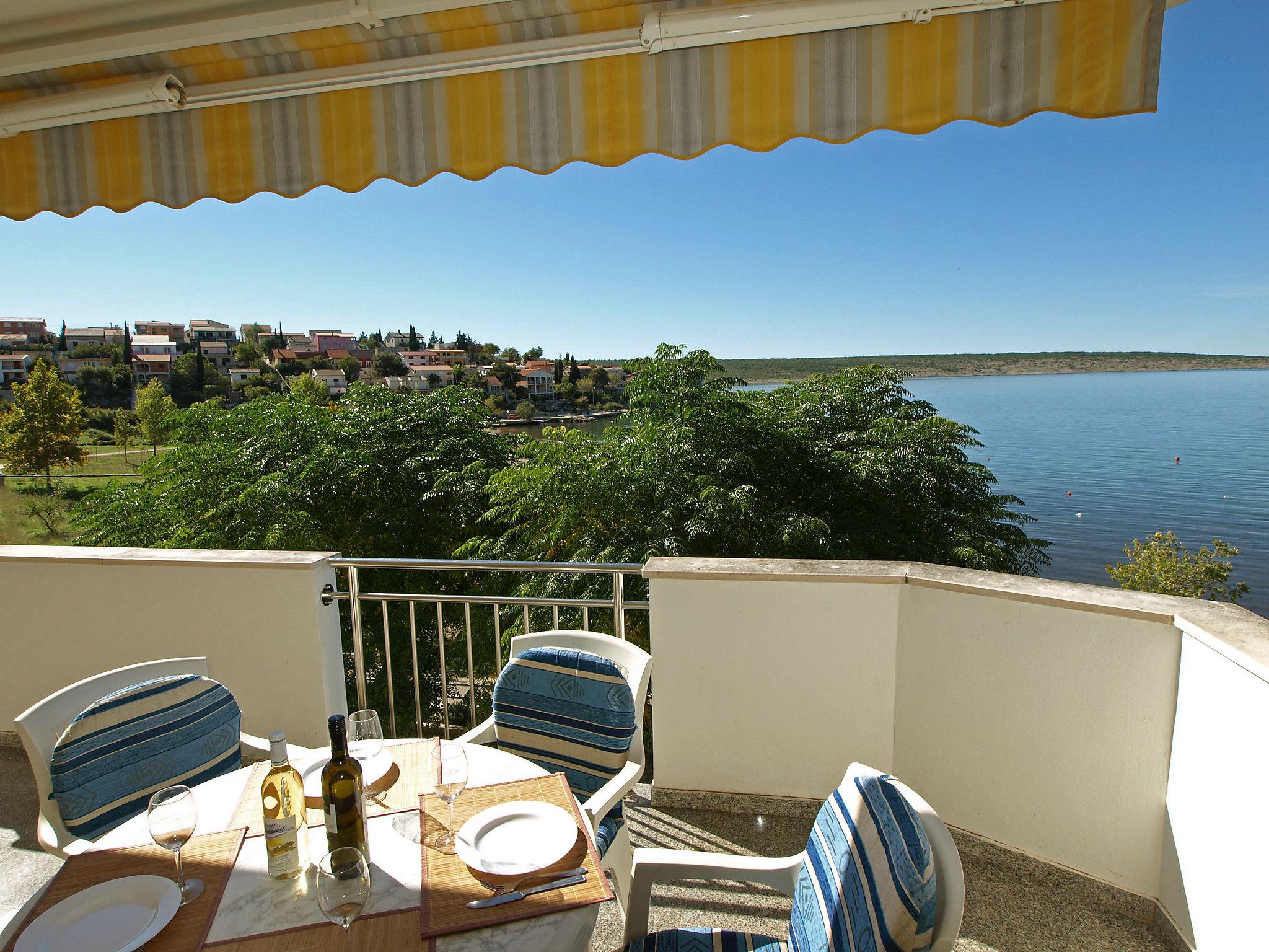 Foto 2 - Apartamento de 1 quarto em Obrovac com vistas do mar