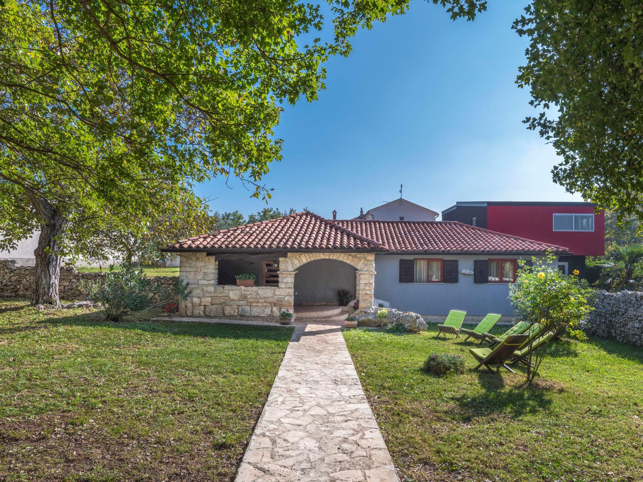 Photo 1 - Maison de 3 chambres à Barban avec jardin et vues à la mer