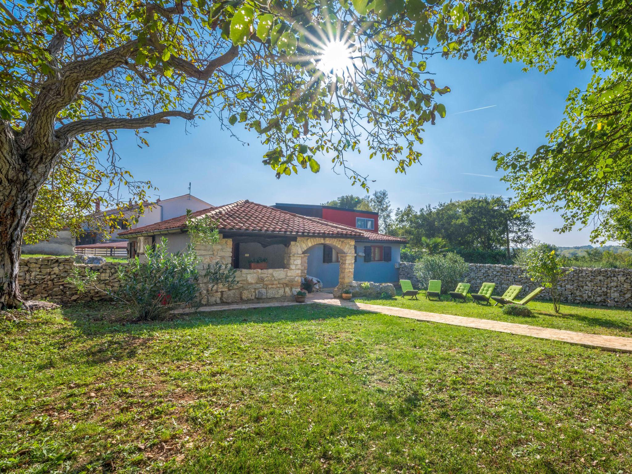 Photo 20 - Maison de 3 chambres à Barban avec jardin et vues à la mer