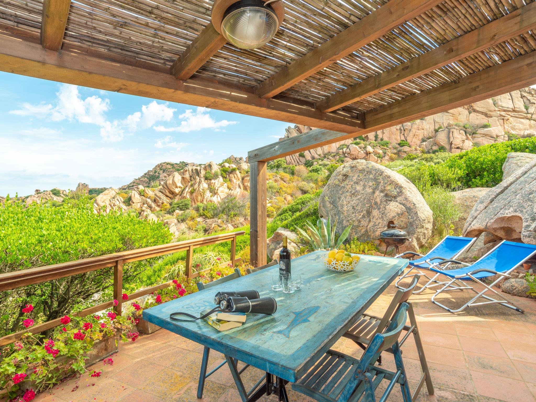 Photo 3 - Maison de 2 chambres à Trinità d'Agultu e Vignola avec terrasse et vues à la mer