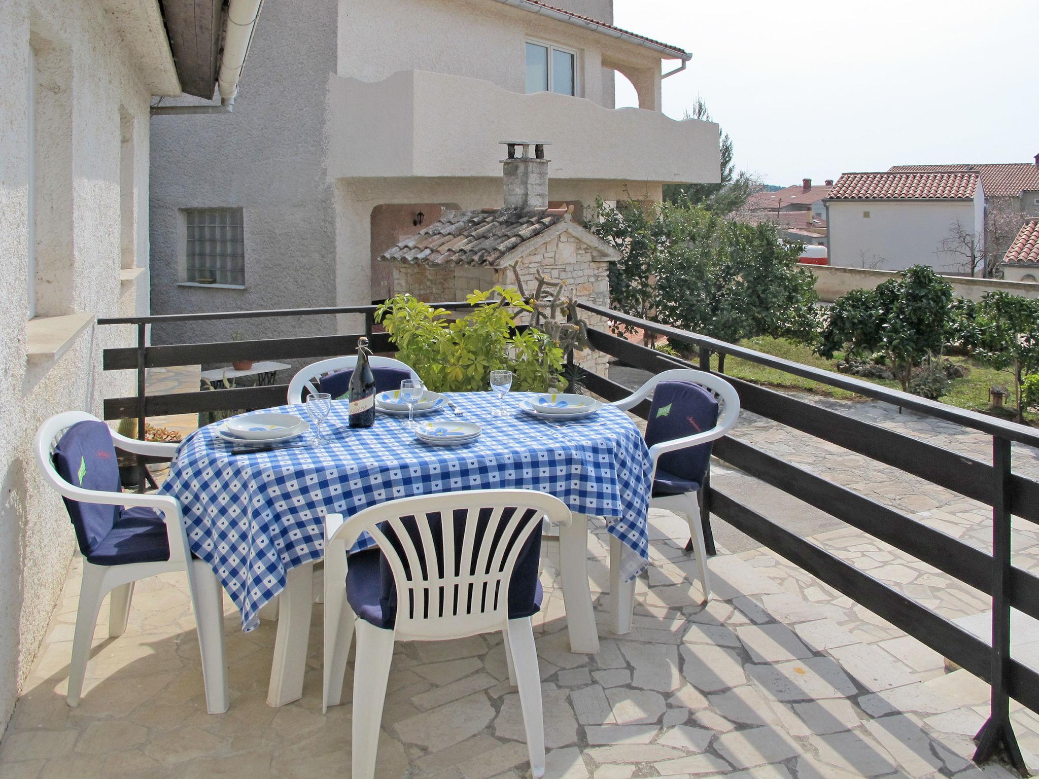 Foto 10 - Casa de 1 habitación en Ližnjan con piscina y vistas al mar