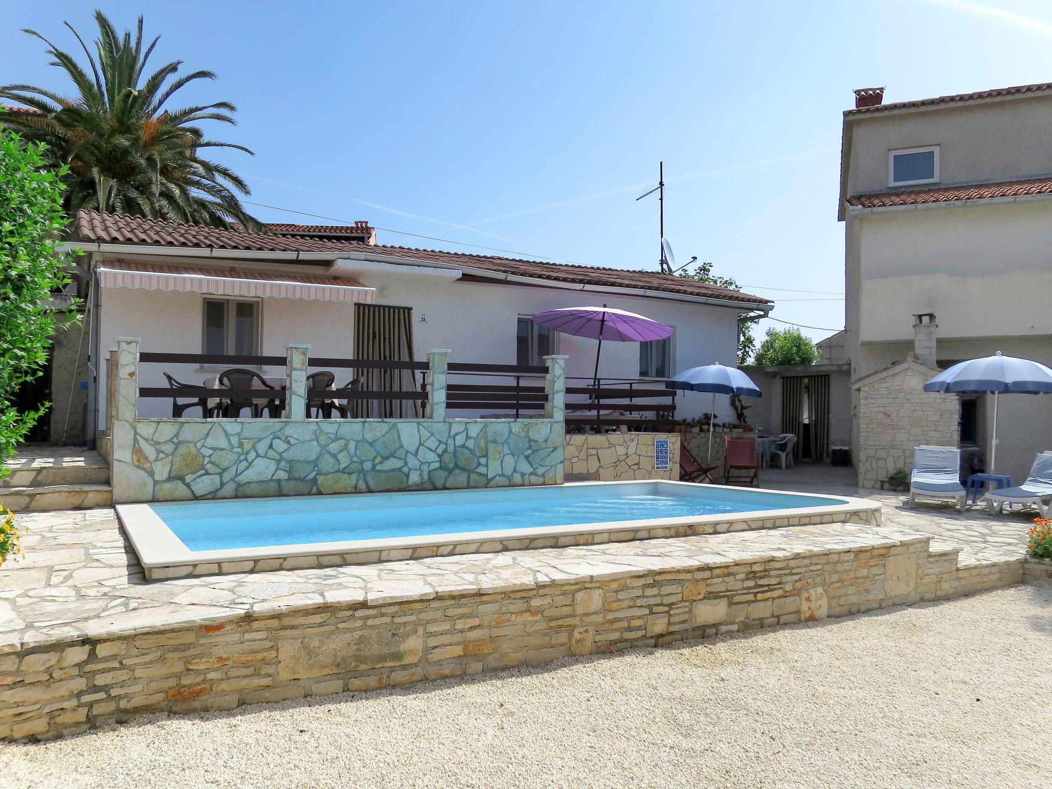 Photo 1 - Maison de 1 chambre à Ližnjan avec piscine et vues à la mer