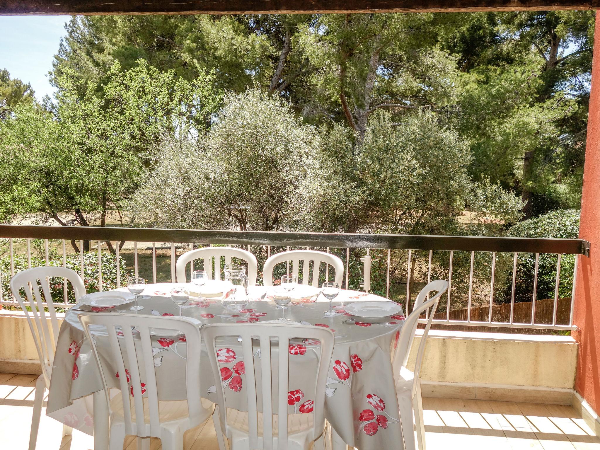 Foto 3 - Appartamento con 1 camera da letto a Bandol con piscina e giardino