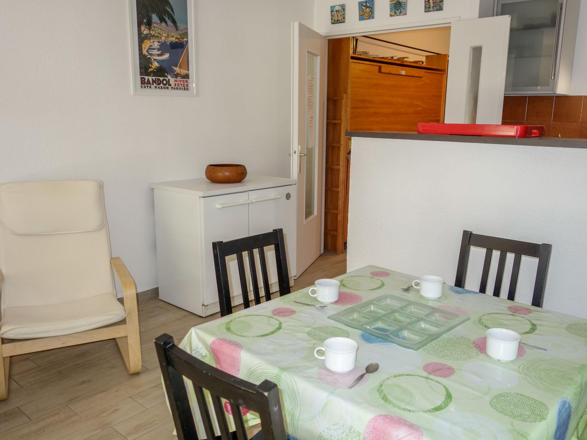 Photo 10 - 1 bedroom Apartment in Bandol with swimming pool and garden