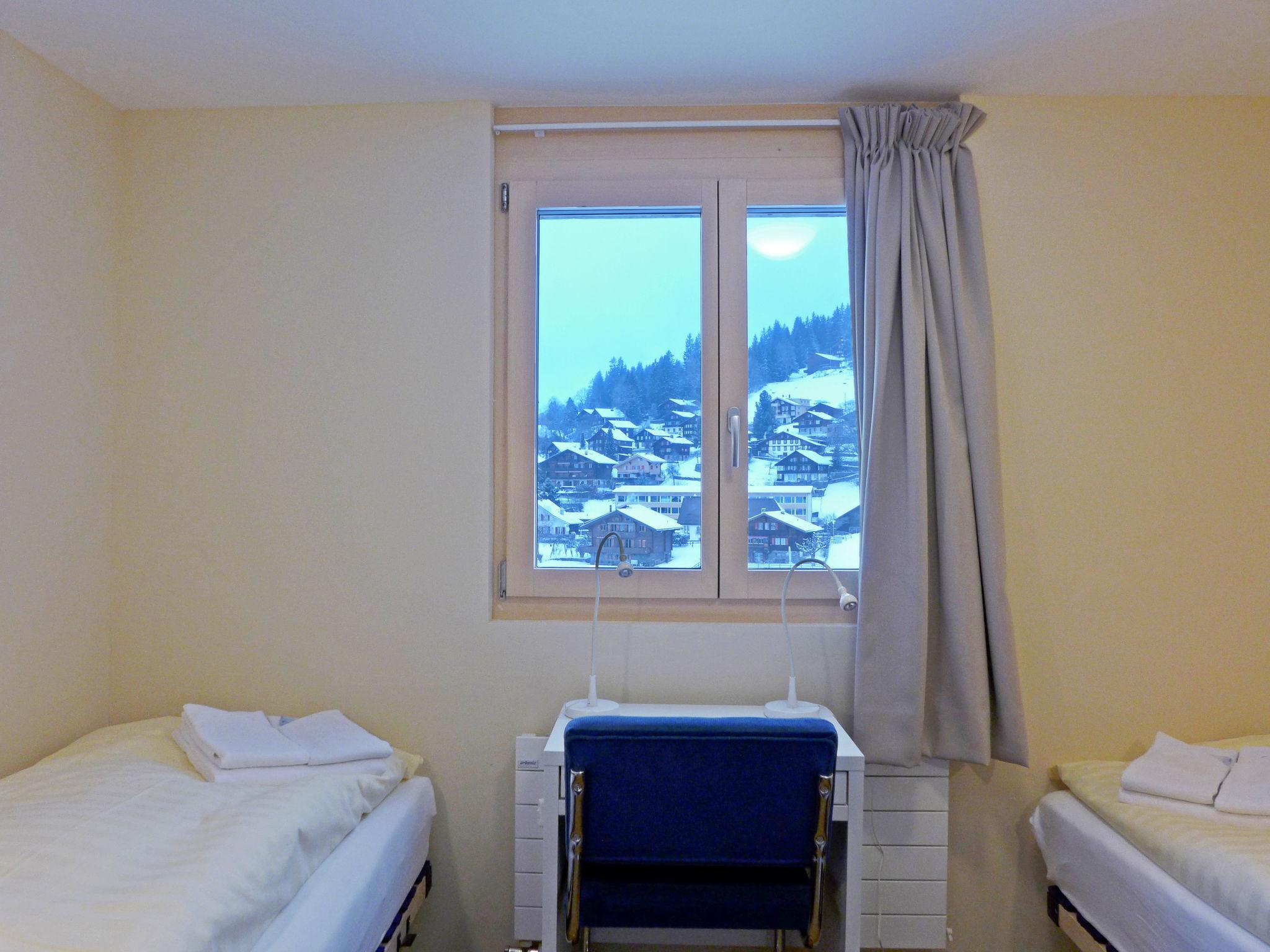 Foto 10 - Appartamento con 4 camere da letto a Lauterbrunnen con vista sulle montagne