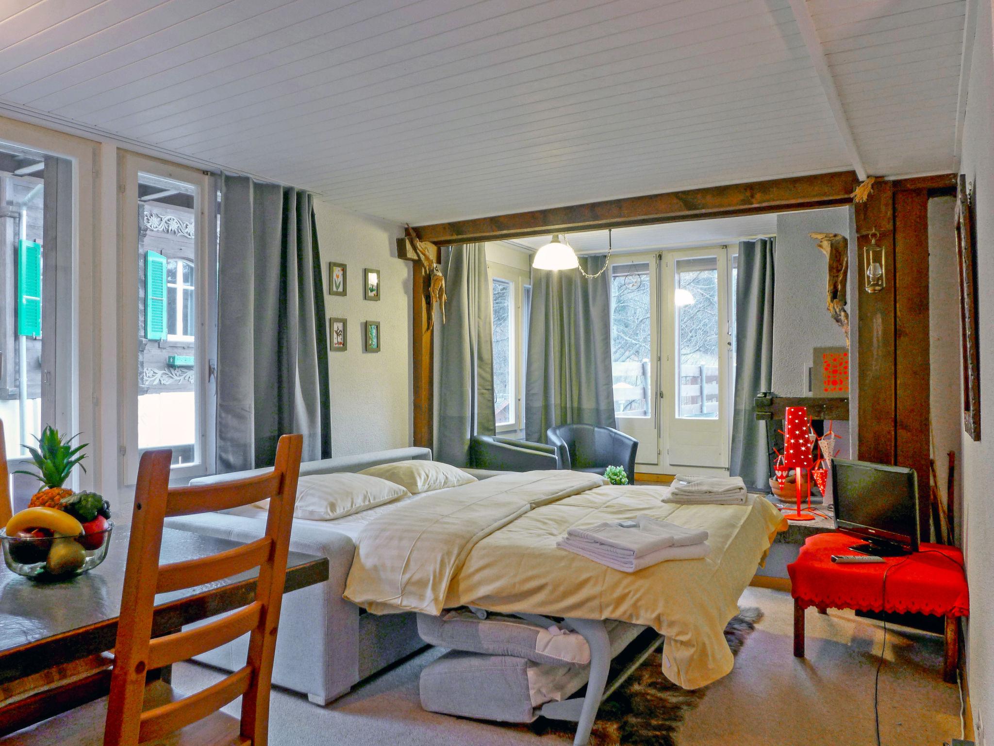 Foto 6 - Apartment mit 1 Schlafzimmer in Lauterbrunnen mit blick auf die berge