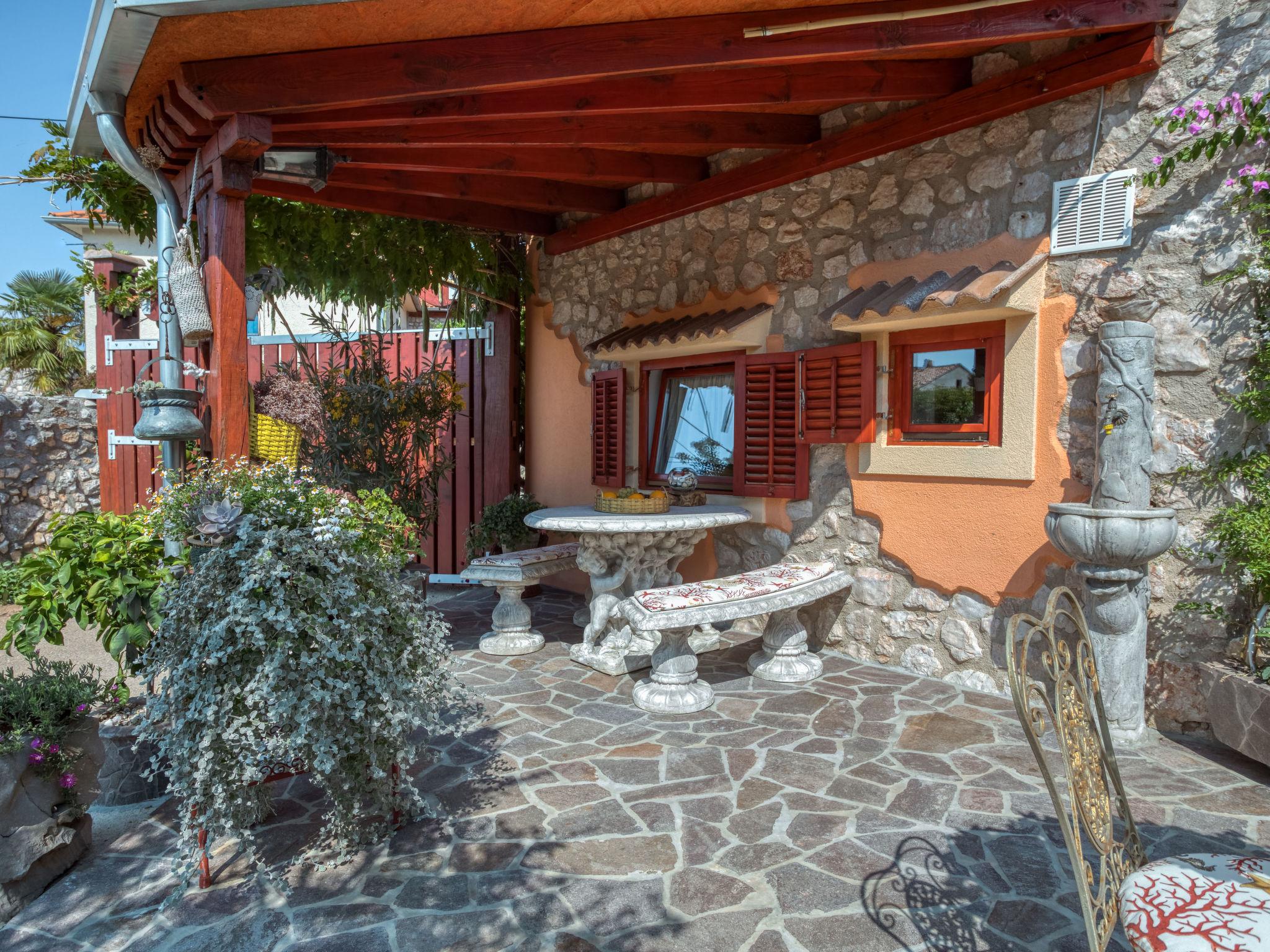 Foto 14 - Casa de 1 habitación en Dobrinj con jardín y vistas al mar