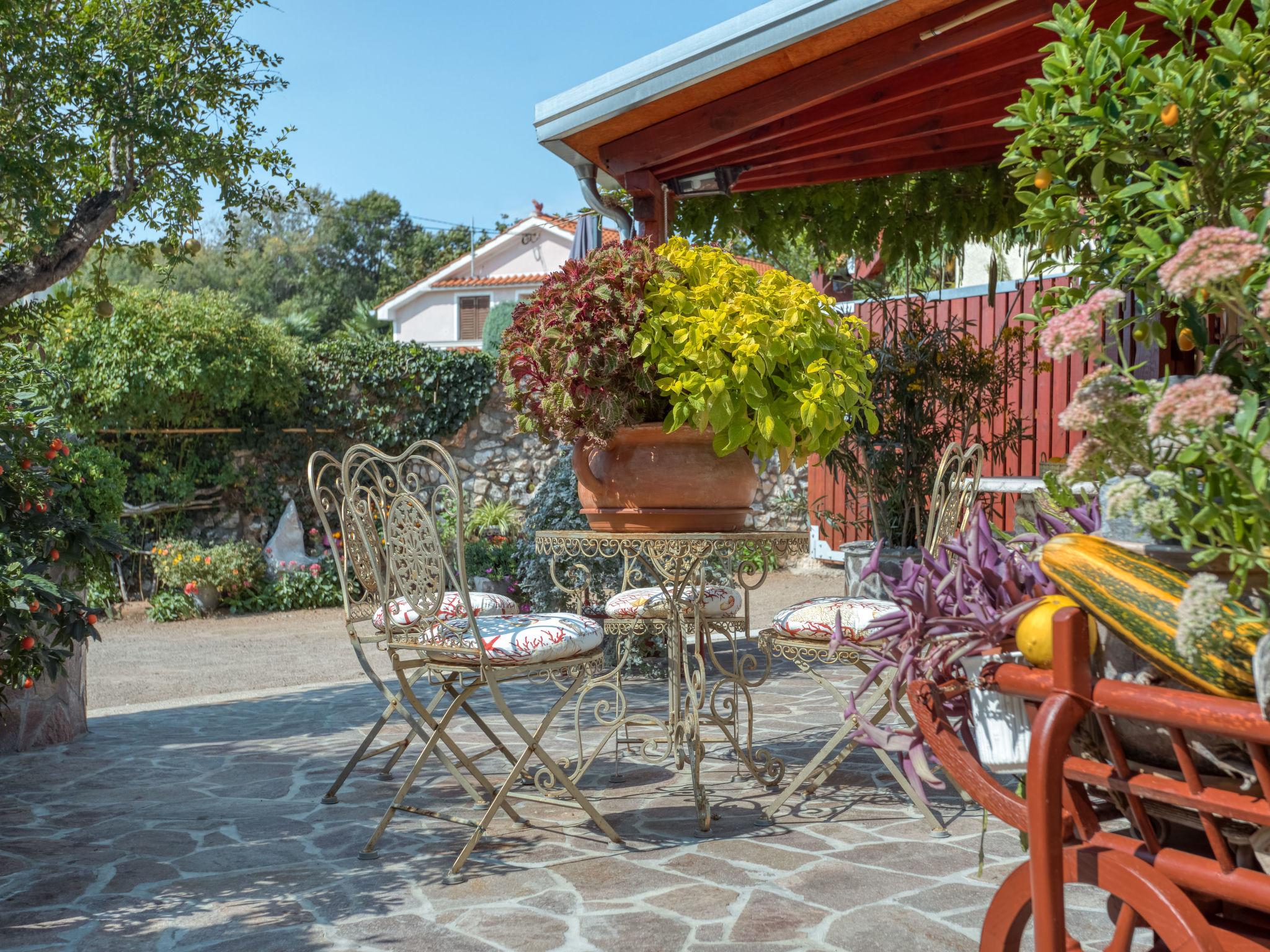 Foto 18 - Haus mit 1 Schlafzimmer in Dobrinj mit garten und terrasse