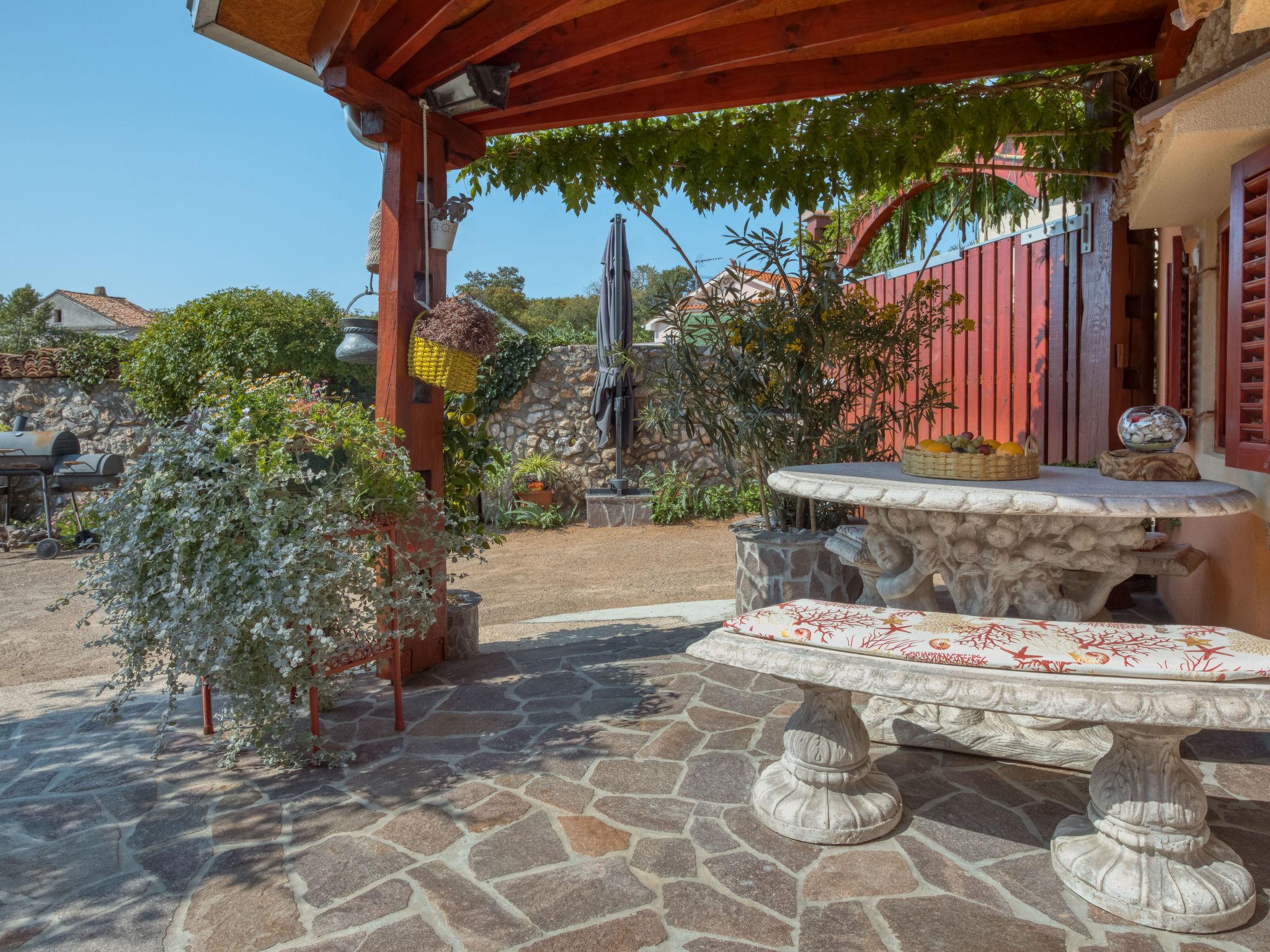 Photo 2 - Maison de 1 chambre à Dobrinj avec jardin et vues à la mer