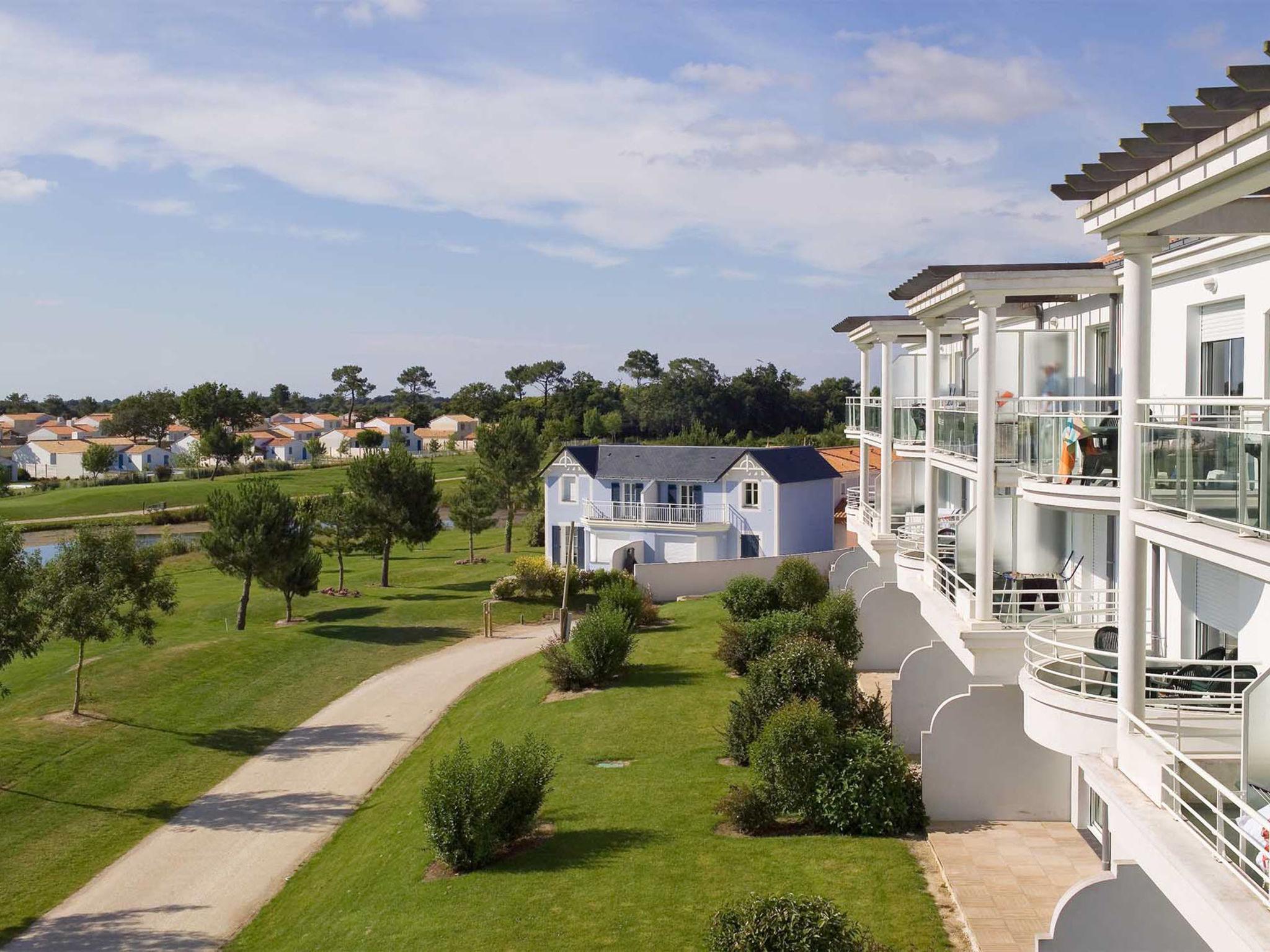 Foto 1 - Apartamento de 2 quartos em L'Aiguillon-sur-Vie com piscina e vistas do mar