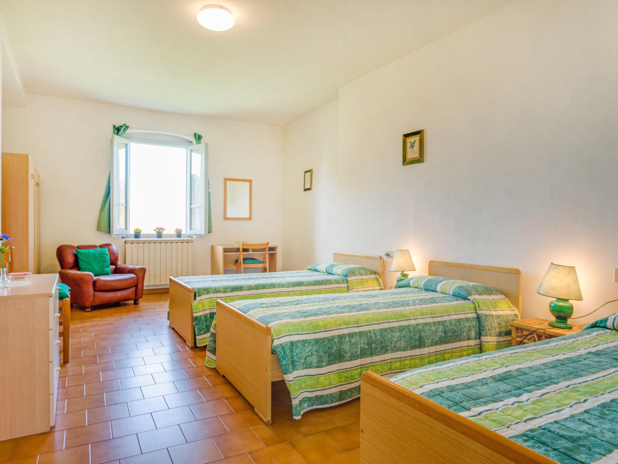 Foto 10 - Apartamento de 3 habitaciones en Bucine con piscina