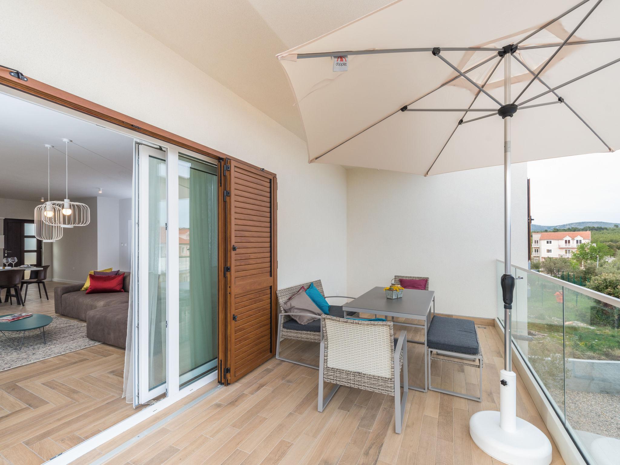 Foto 9 - Apartamento de 3 quartos em Sibenik com piscina e jardim