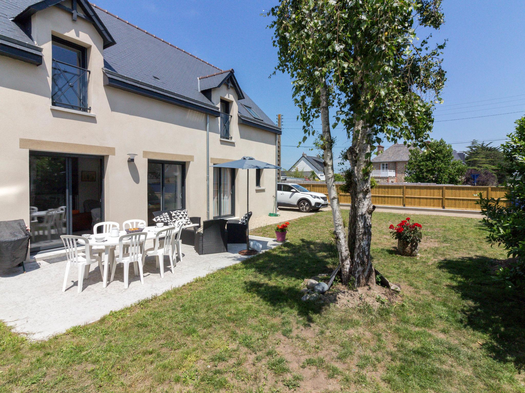 Photo 2 - Maison de 4 chambres à Saint-Lunaire avec jardin et terrasse