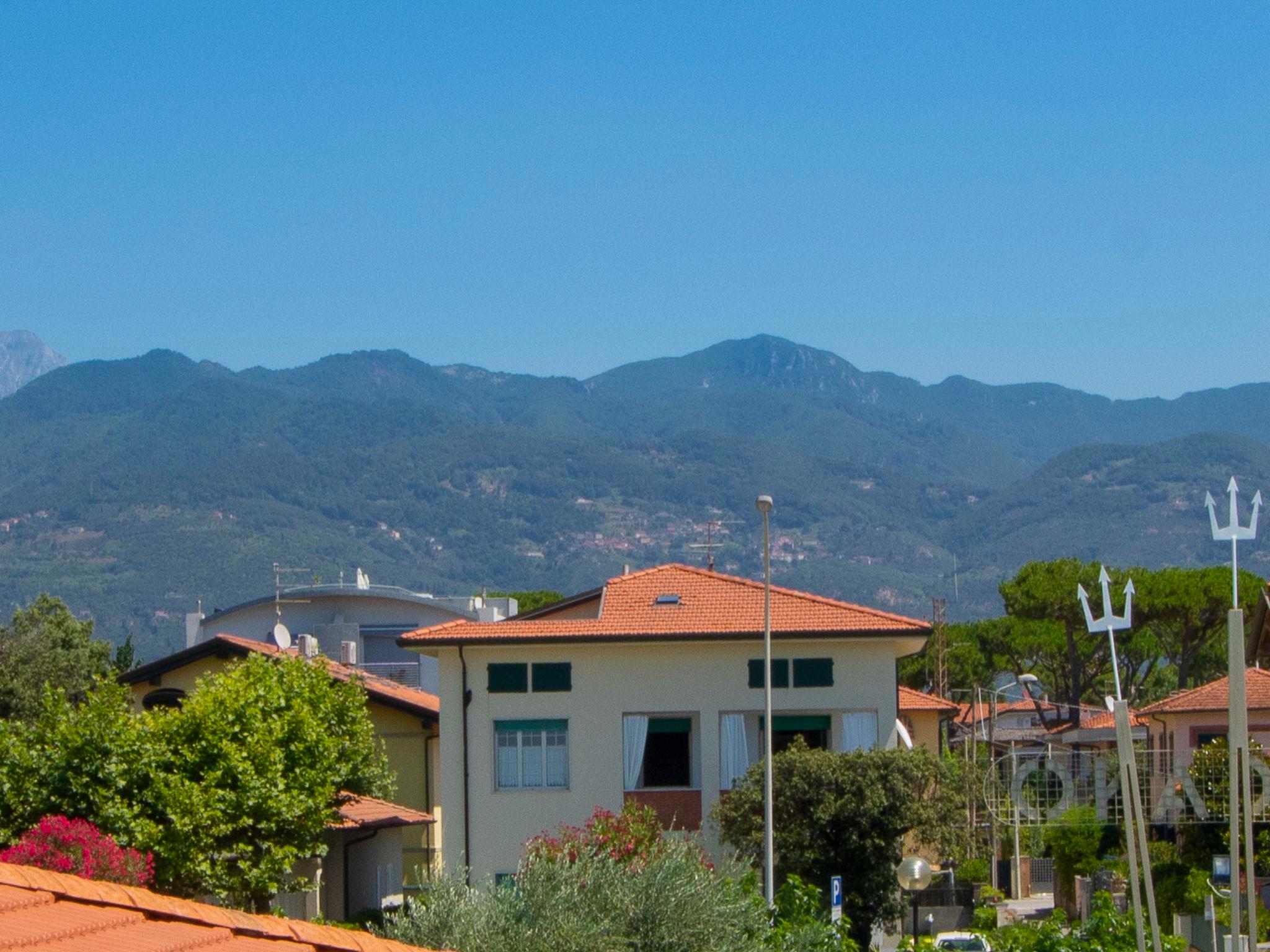 Photo 22 - Appartement de 3 chambres à Pietrasanta avec terrasse et vues à la mer