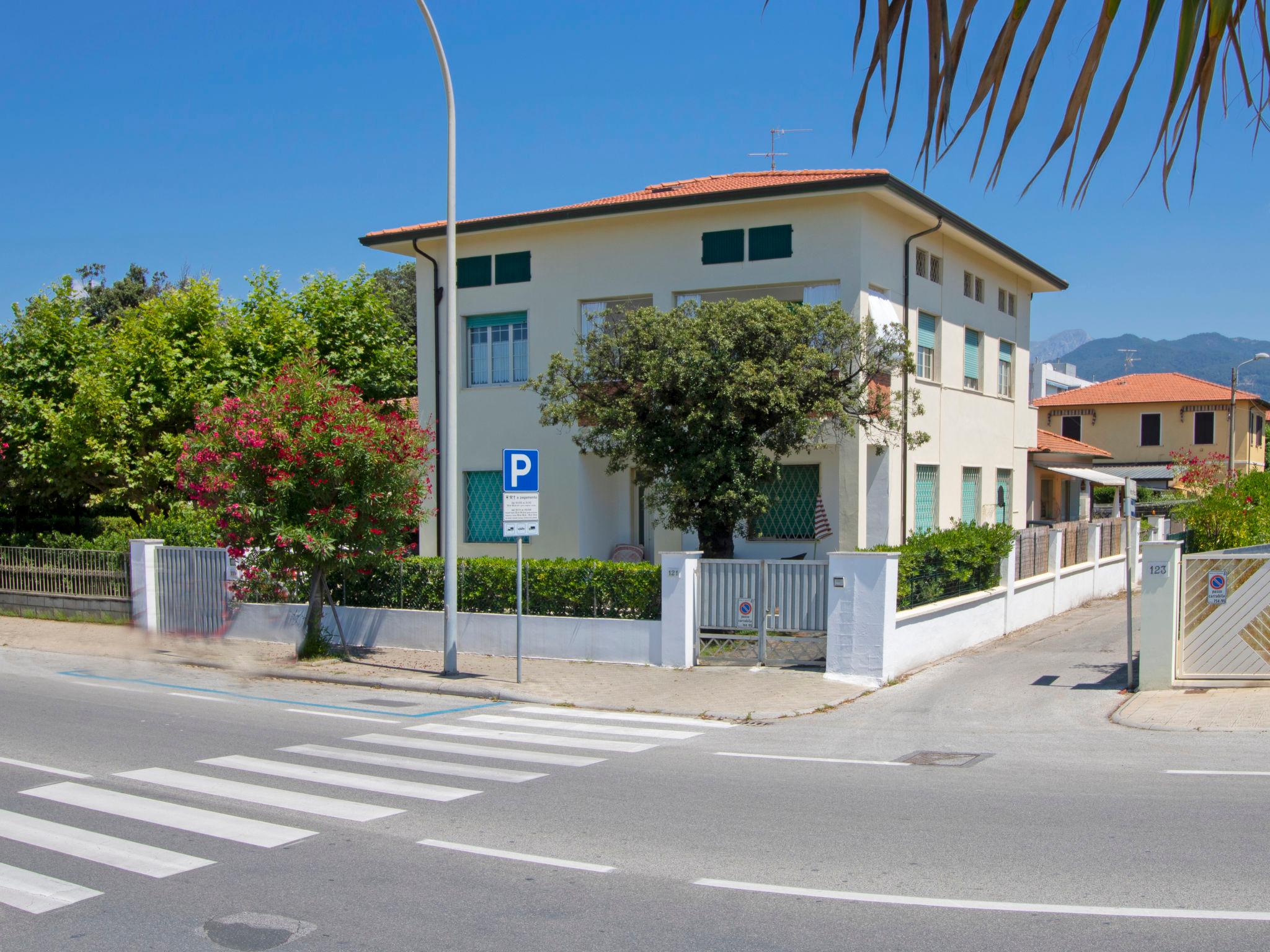 Photo 21 - Appartement de 3 chambres à Pietrasanta avec terrasse et vues à la mer