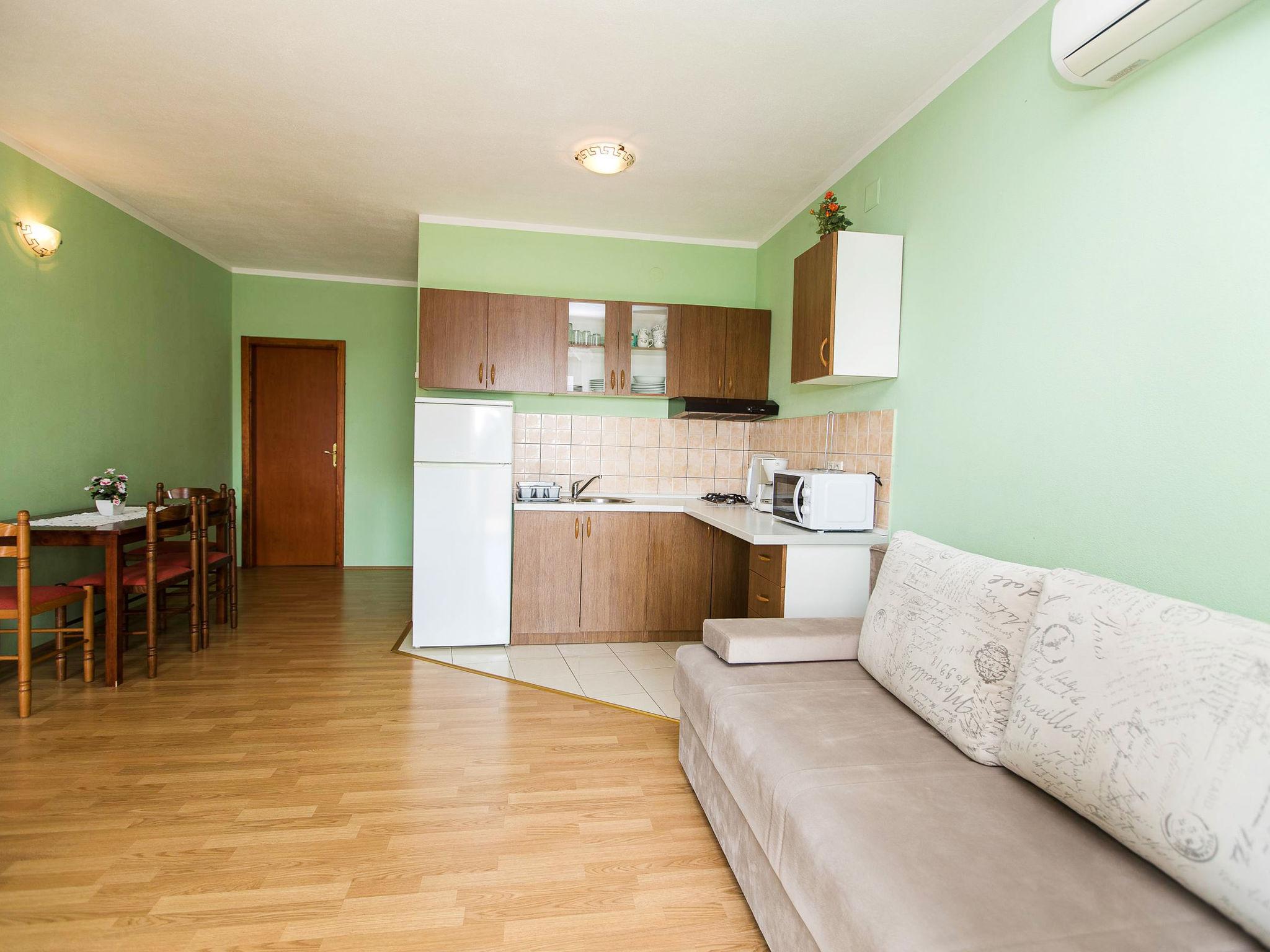 Foto 7 - Appartamento con 1 camera da letto a Crikvenica con giardino e vista mare