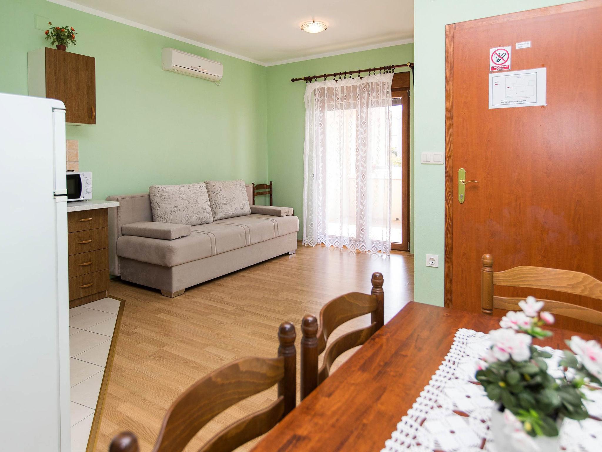 Foto 4 - Apartamento de 1 habitación en Crikvenica con jardín y vistas al mar