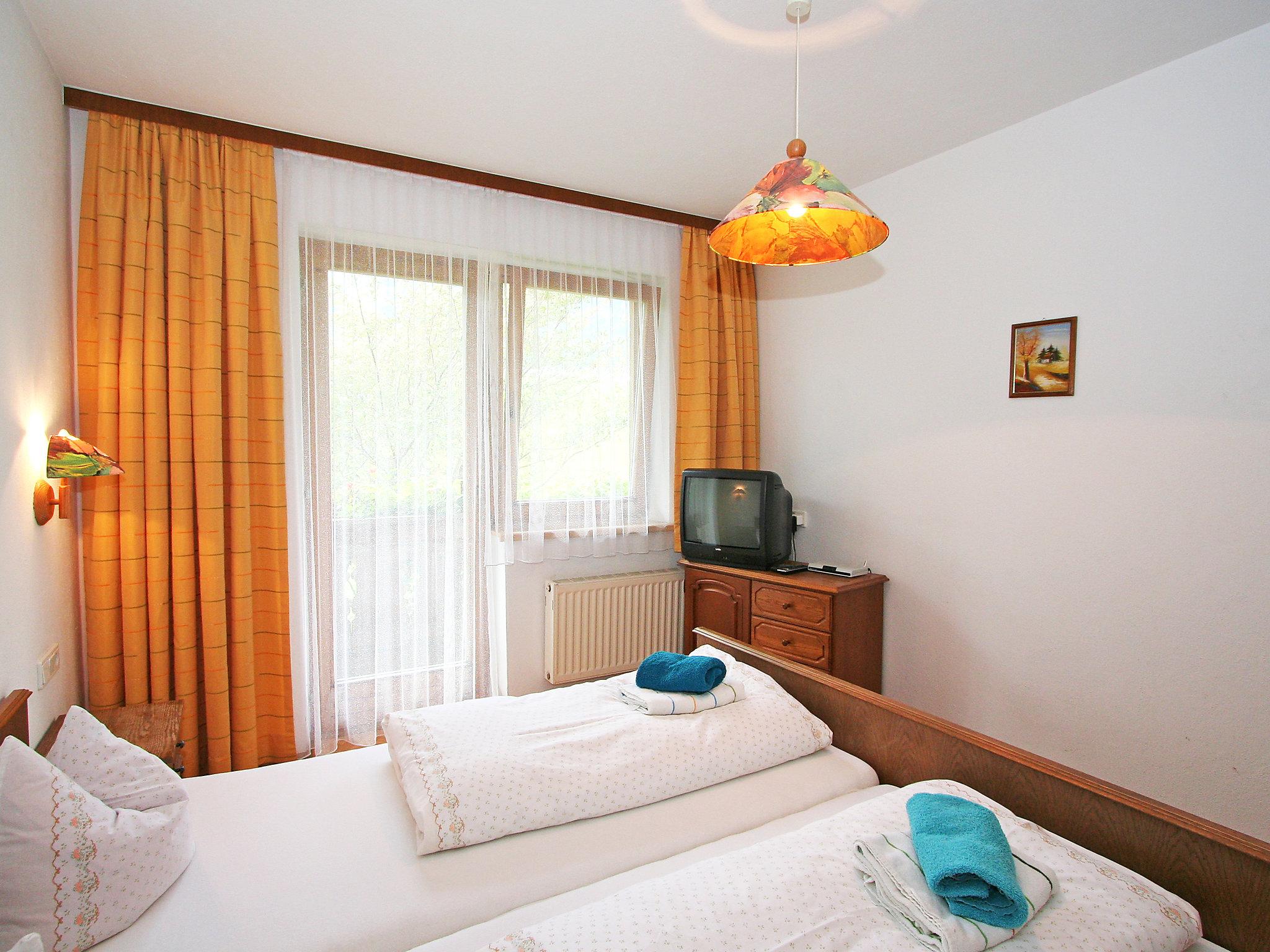 Foto 4 - Appartamento con 1 camera da letto a Fügen con giardino e vista sulle montagne