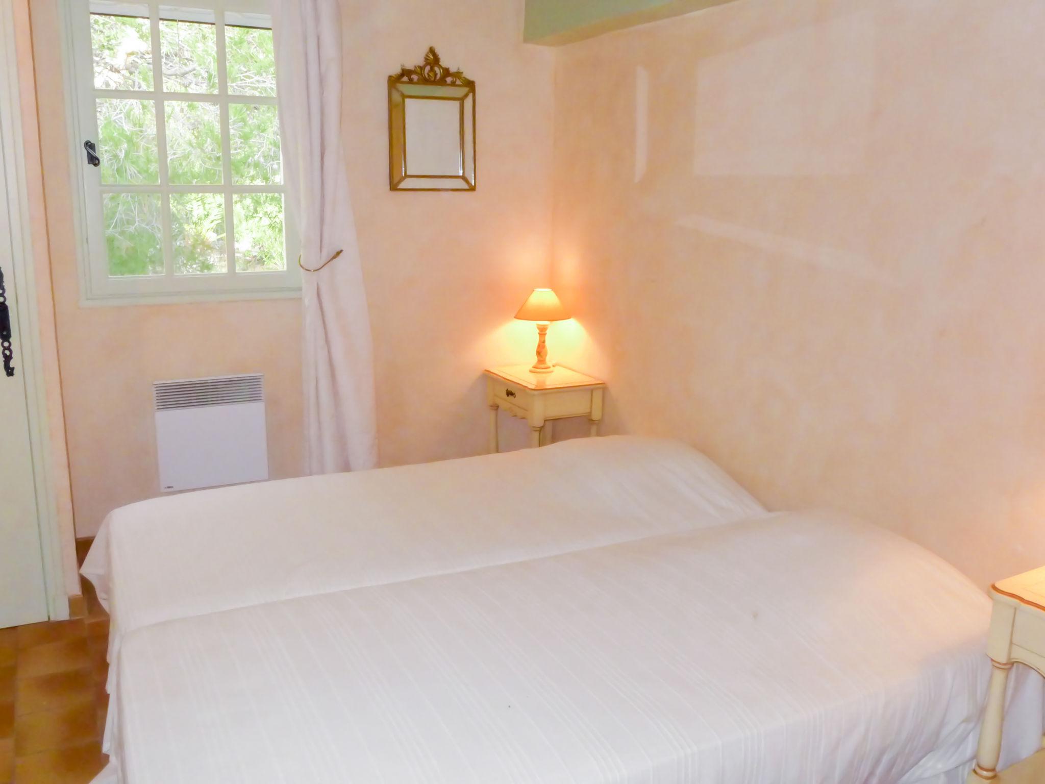 Photo 12 - 4 bedroom House in Saint-Cyr-sur-Mer with private pool and garden