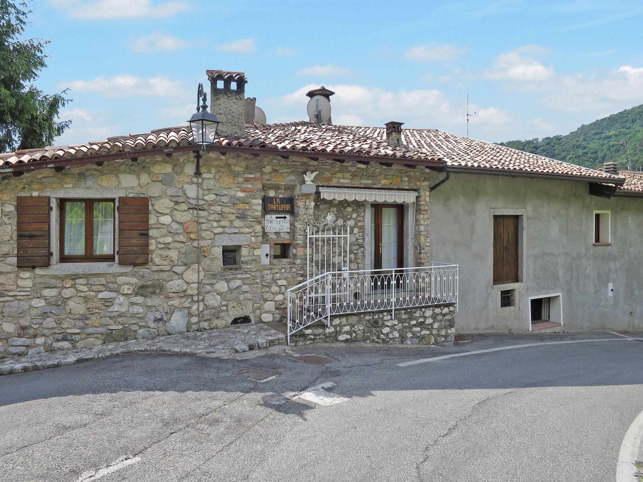 Foto 16 - Apartamento de 2 habitaciones en Tremosine sul Garda con piscina y vistas a la montaña