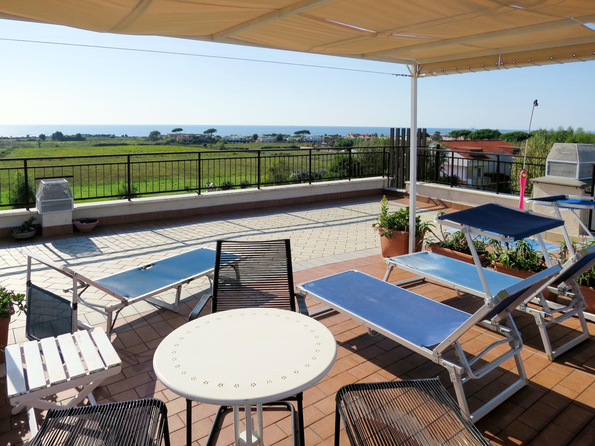 Foto 1 - Apartamento de 2 habitaciones en Cerveteri con jardín y vistas al mar