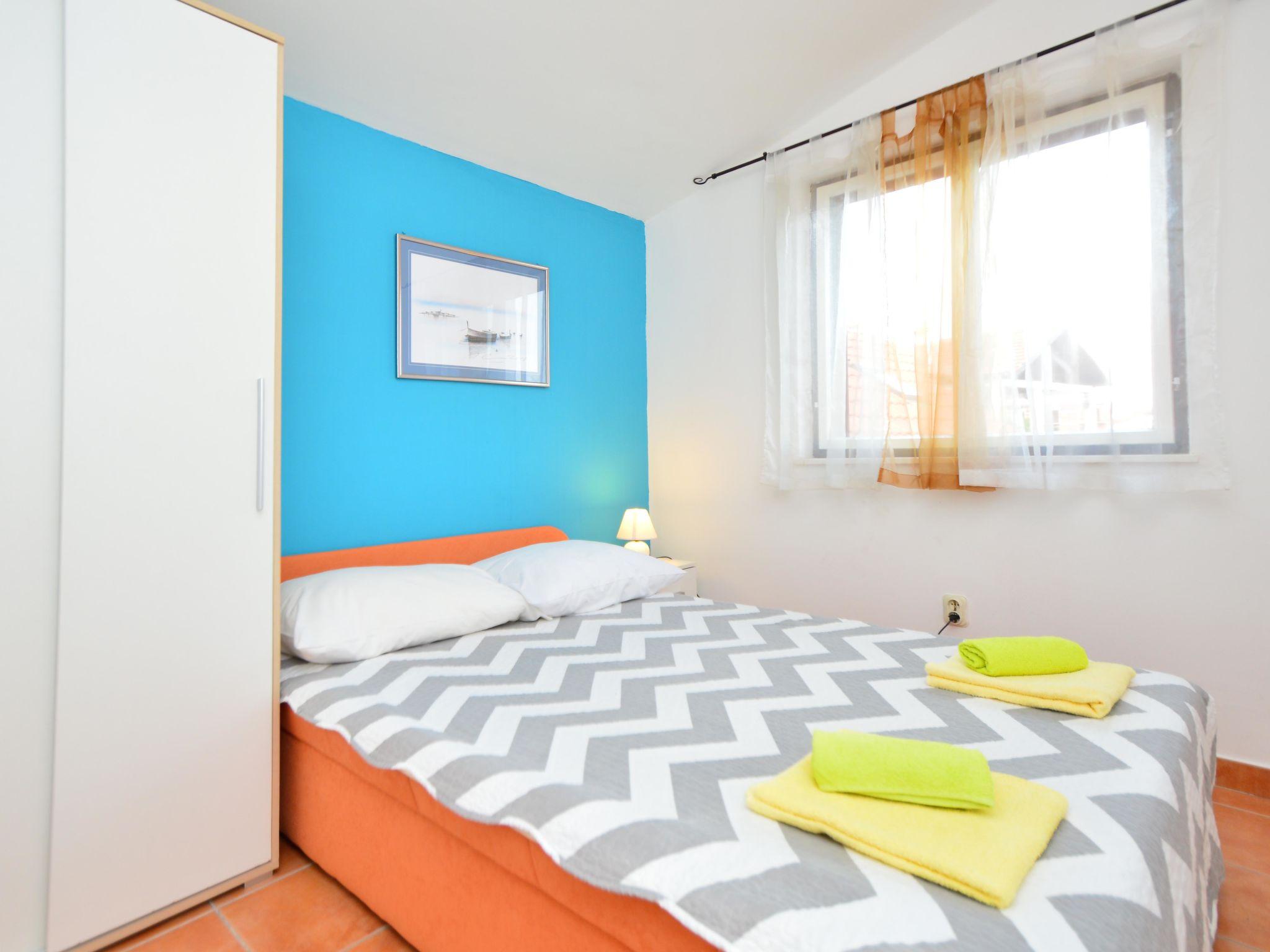 Foto 11 - Apartment mit 2 Schlafzimmern in Tribunj mit schwimmbad und terrasse