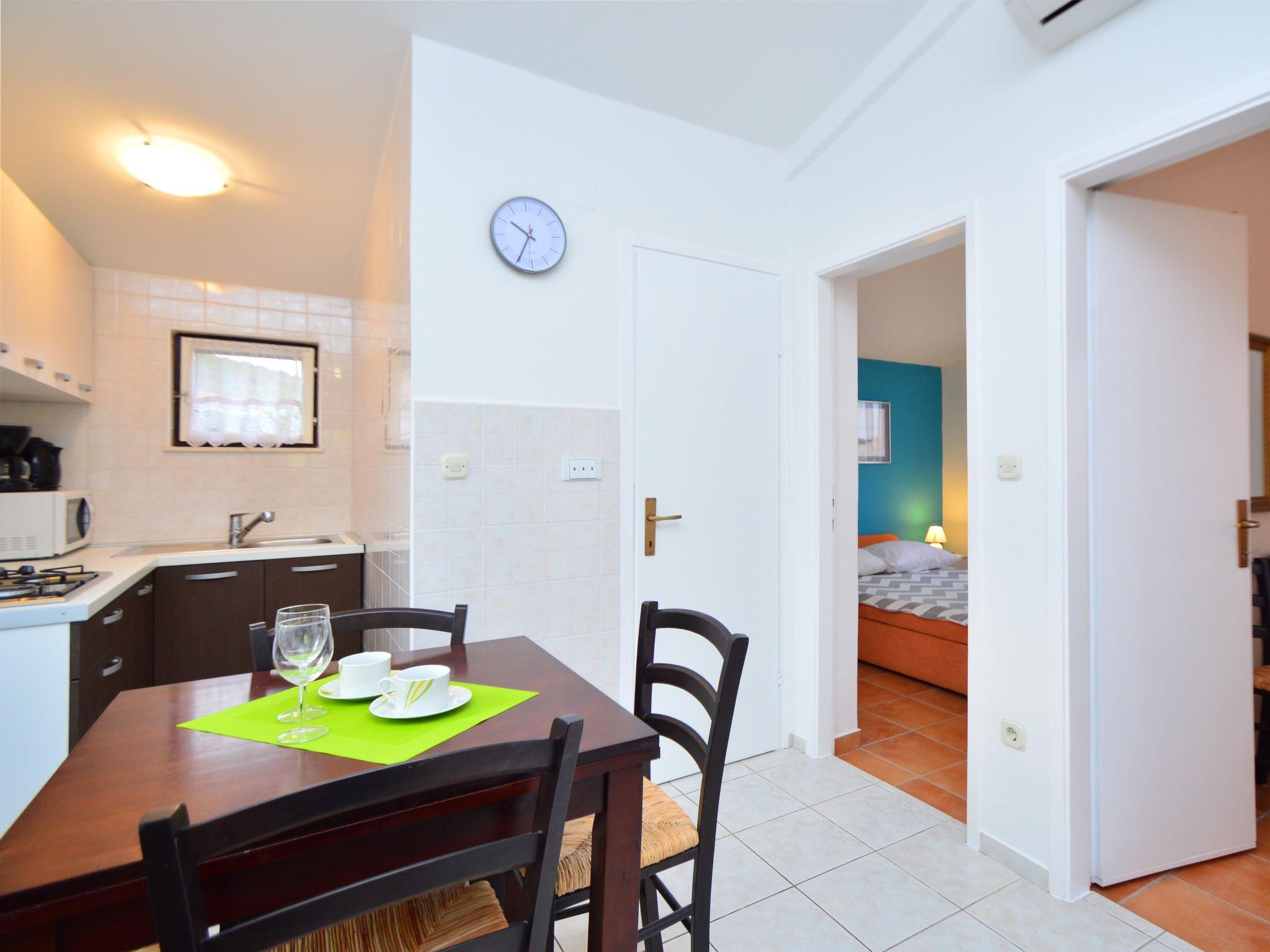 Foto 10 - Apartment mit 2 Schlafzimmern in Tribunj mit schwimmbad und terrasse