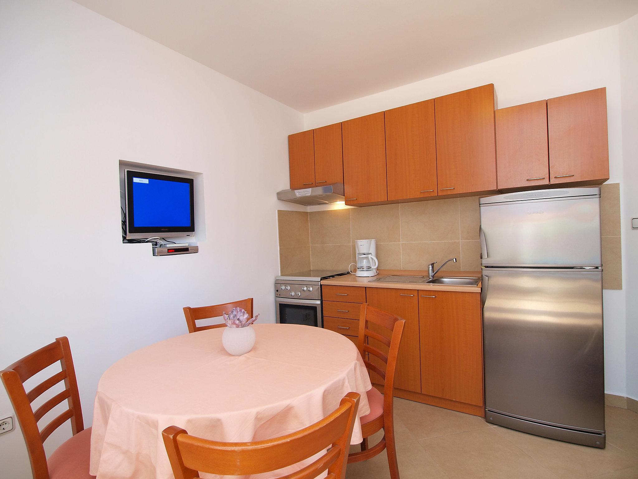Foto 6 - Apartamento de 1 habitación en Pirovac con terraza y vistas al mar