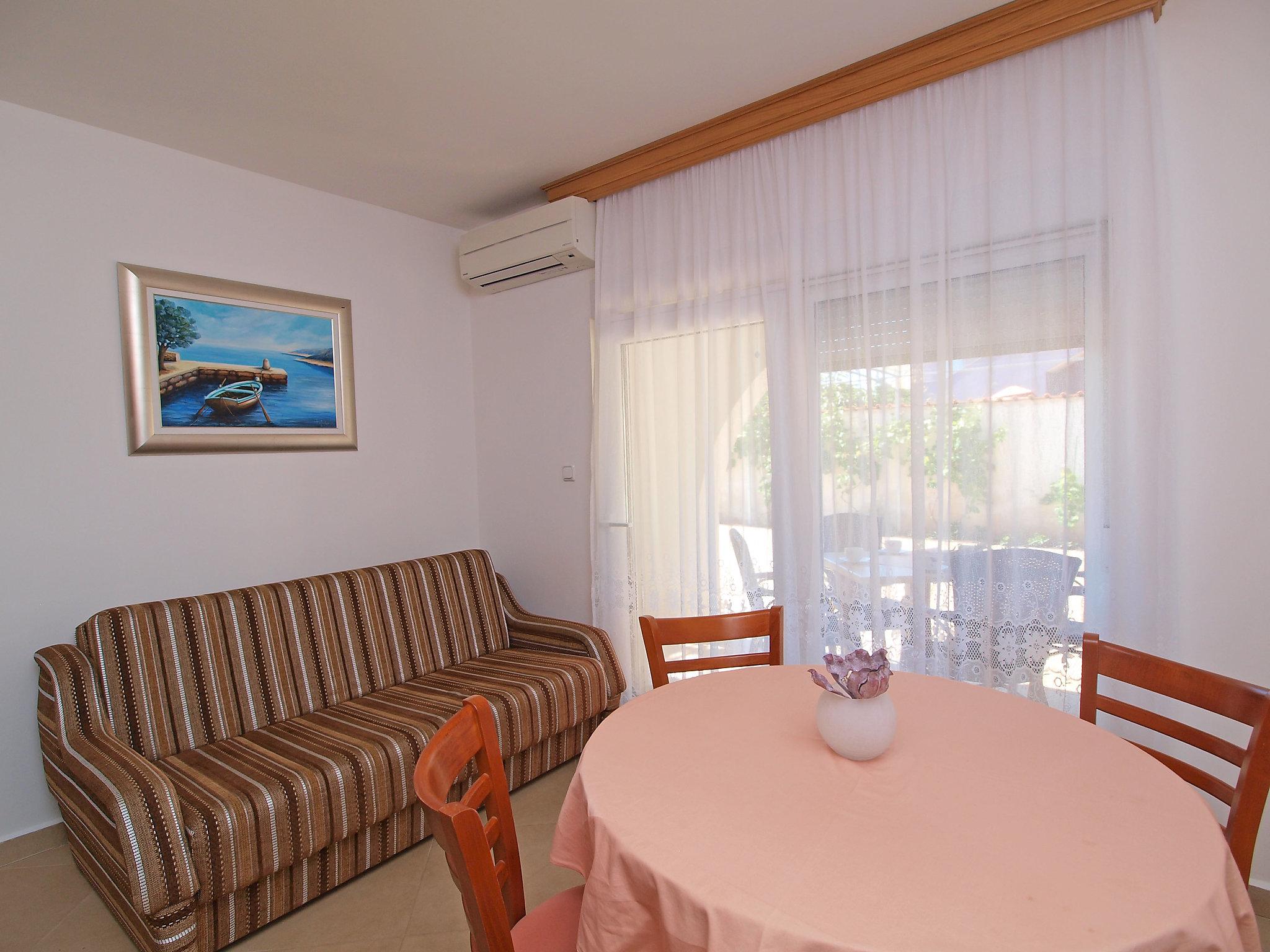 Photo 5 - Appartement de 1 chambre à Pirovac avec terrasse et vues à la mer