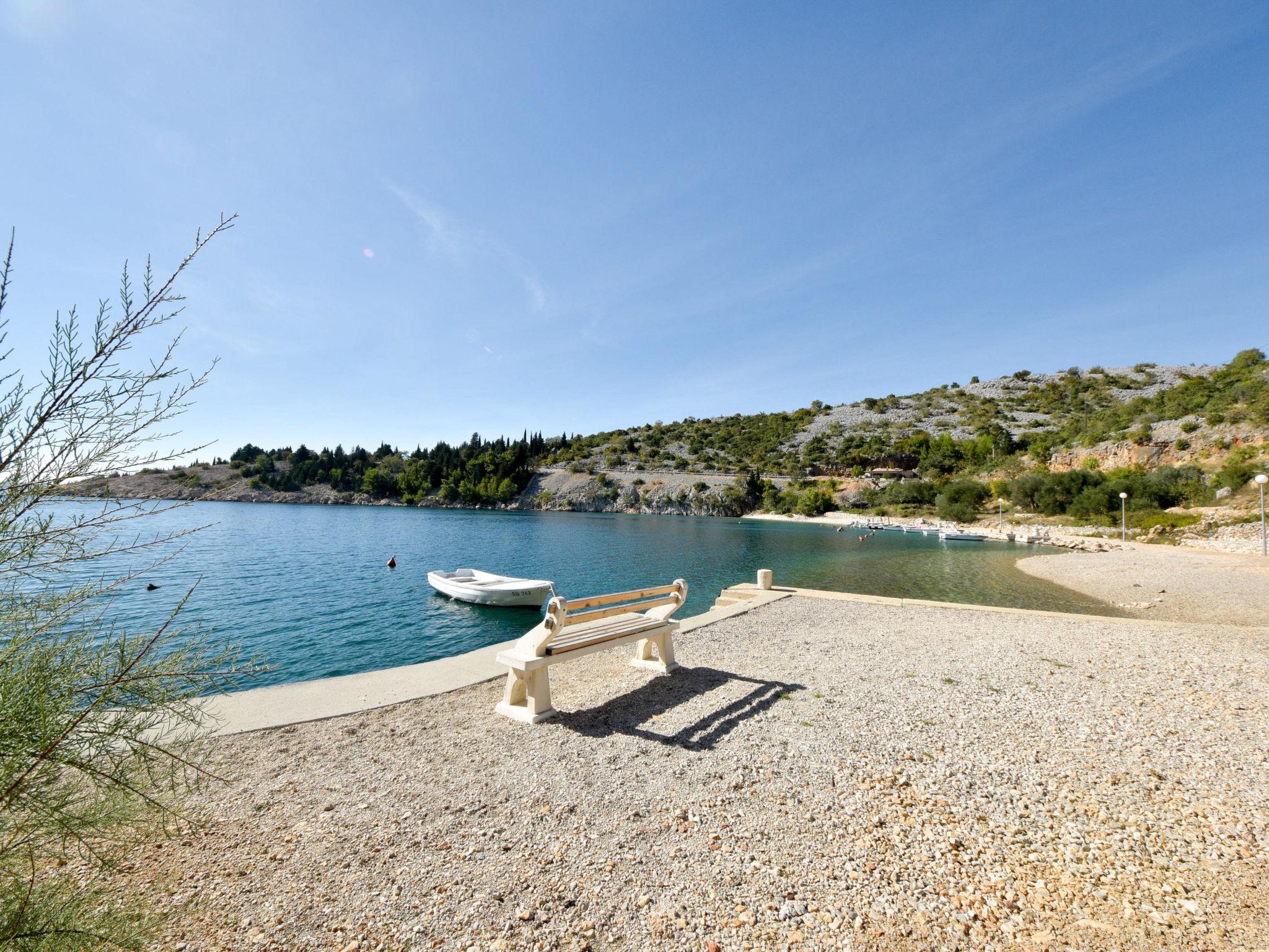 Foto 19 - Appartamento con 2 camere da letto a Karlobag con terrazza e vista mare