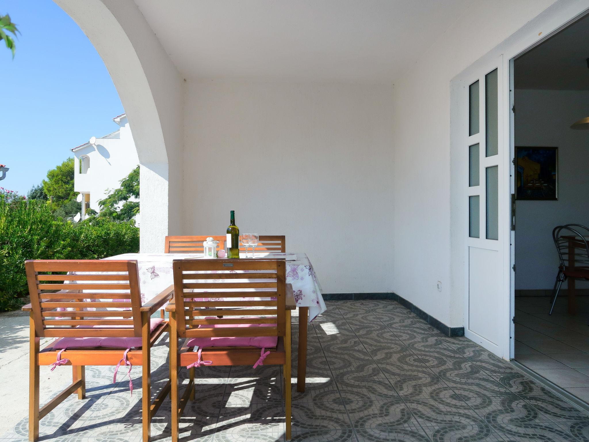 Foto 6 - Apartamento de 2 quartos em Rab com terraço e vistas do mar