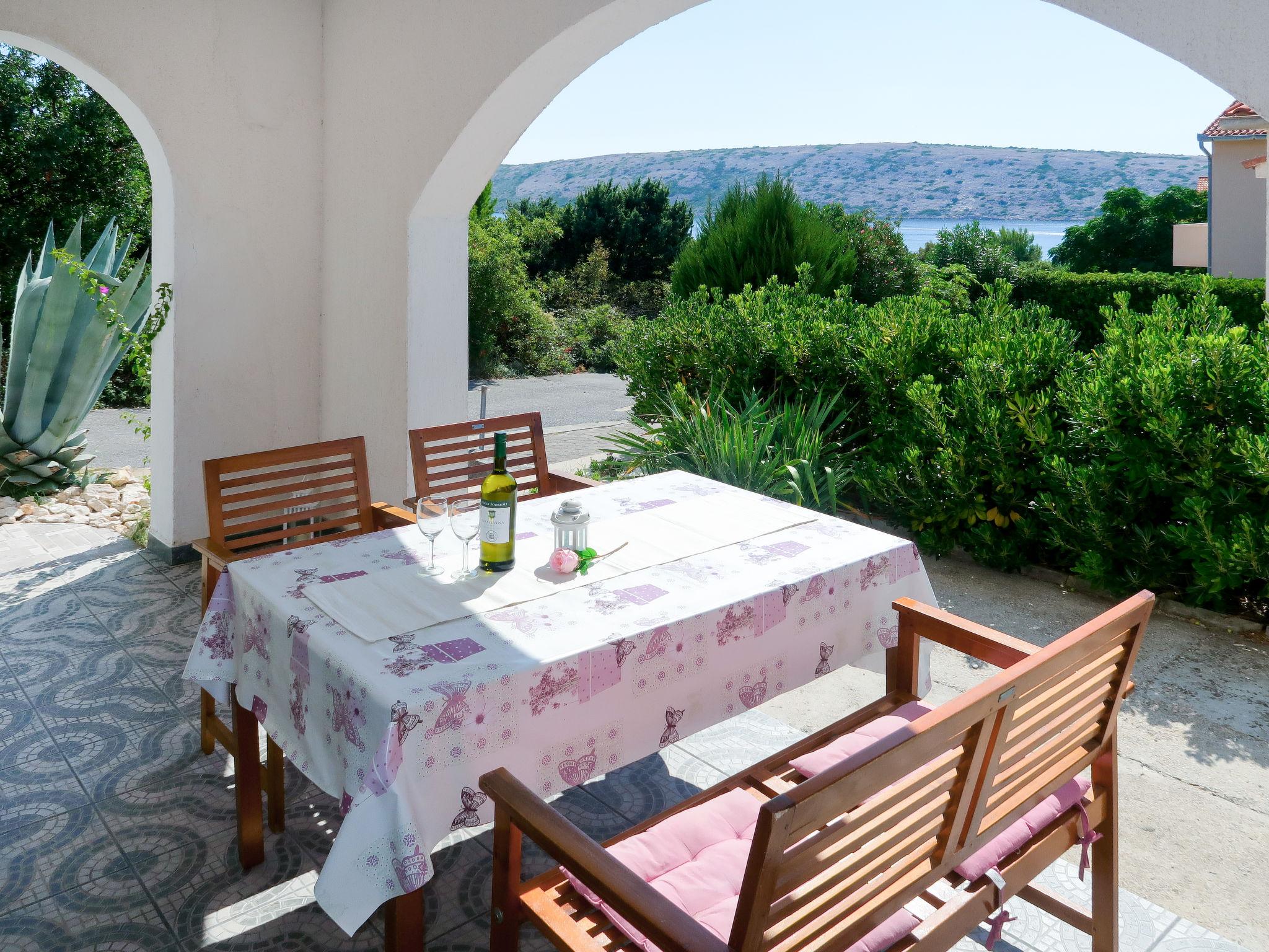 Photo 1 - Appartement de 2 chambres à Rab avec terrasse et vues à la mer