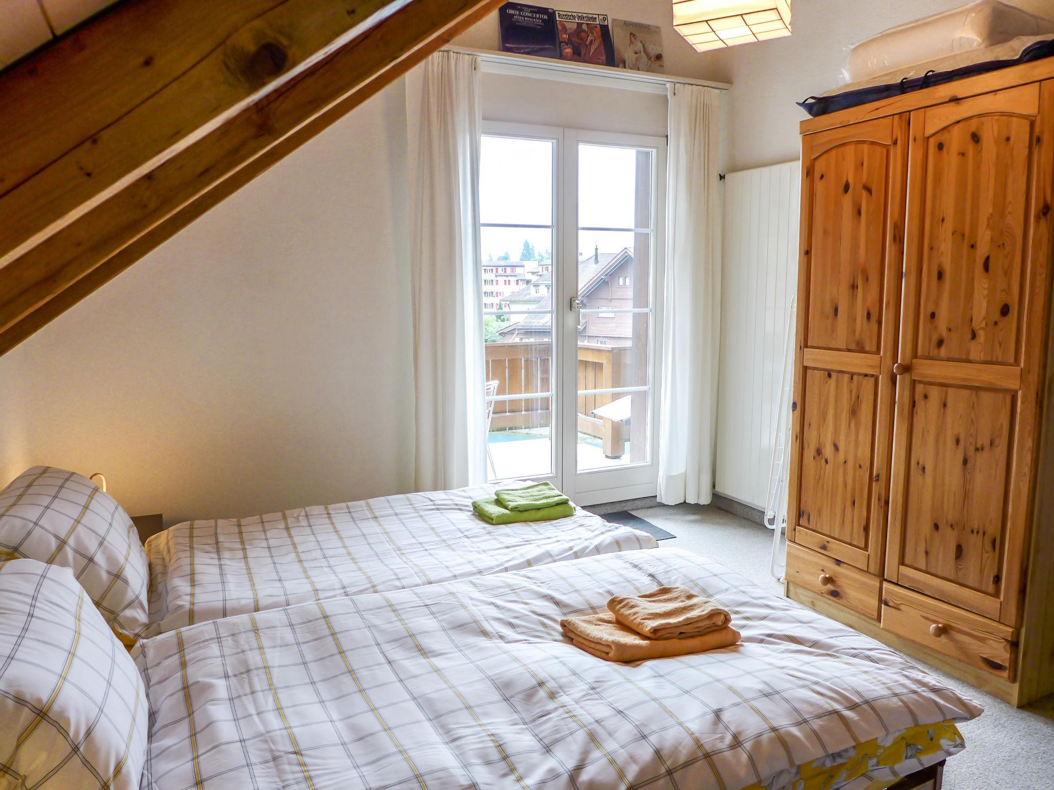 Foto 4 - Appartamento con 1 camera da letto a Unterseen con vista sulle montagne