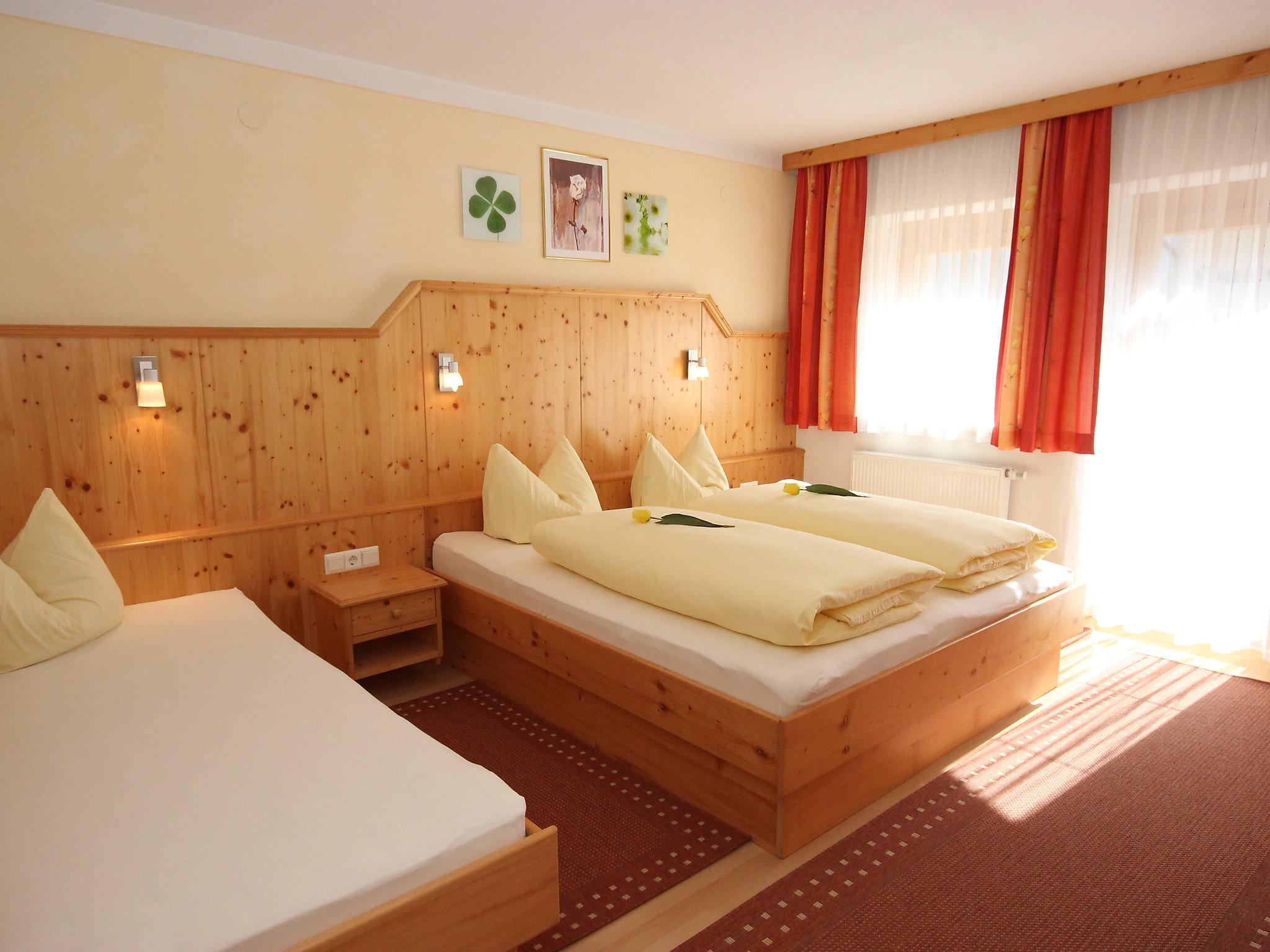 Foto 4 - Appartamento con 3 camere da letto a Aschau im Zillertal con sauna e vista sulle montagne