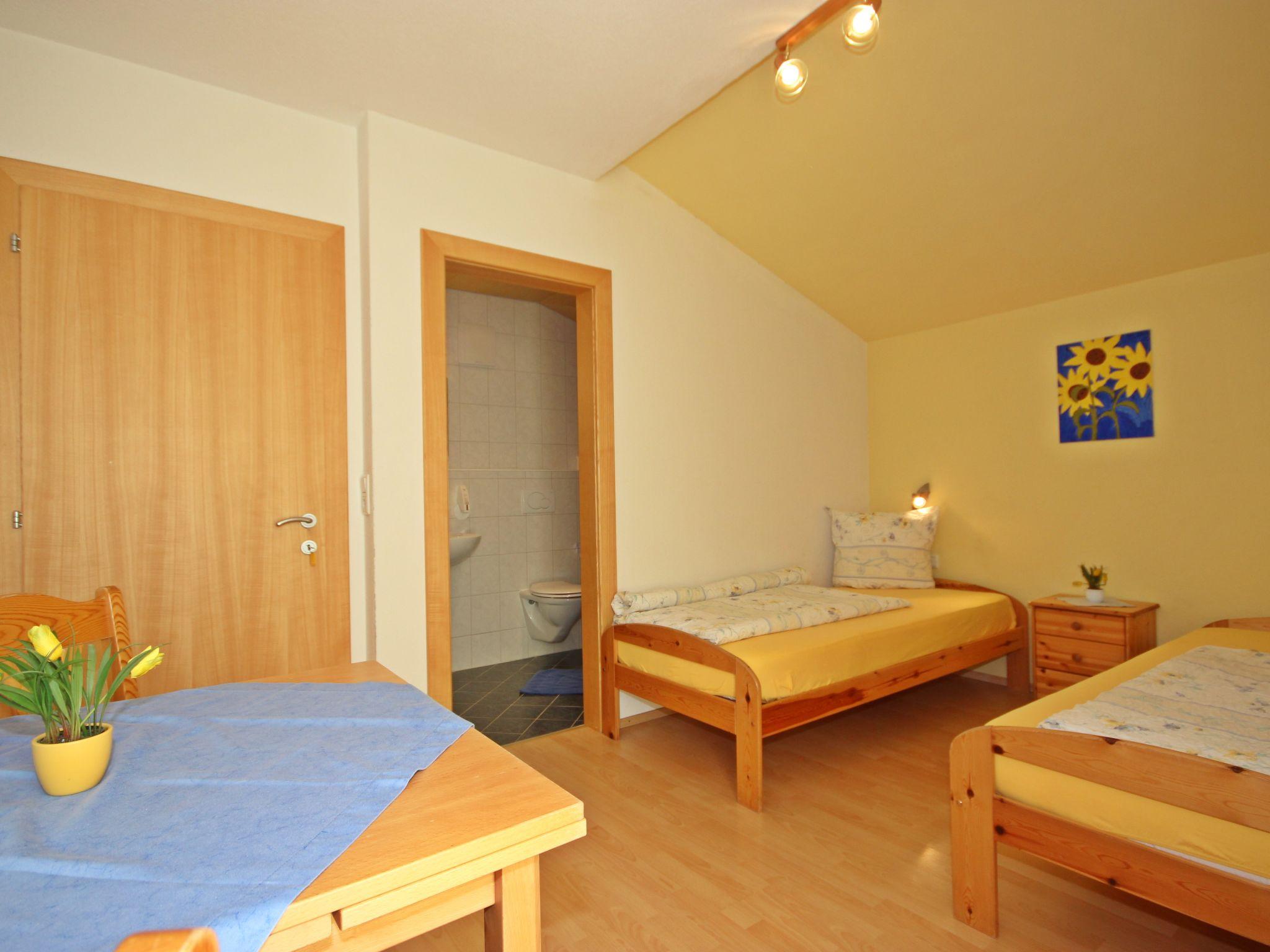 Foto 10 - Apartamento de 4 quartos em Pettneu am Arlberg com jardim e vista para a montanha