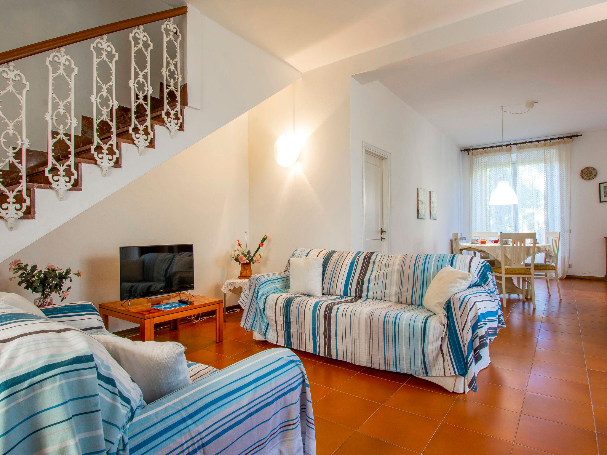 Photo 10 - 4 bedroom House in Rosignano Marittimo with garden and sea view