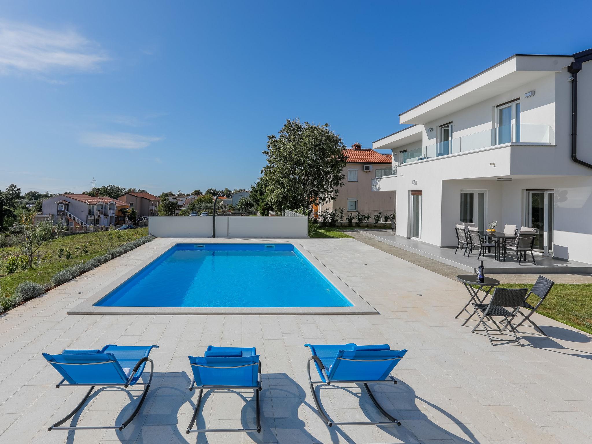 Foto 7 - Casa de 5 quartos em Poreč com piscina privada e vistas do mar