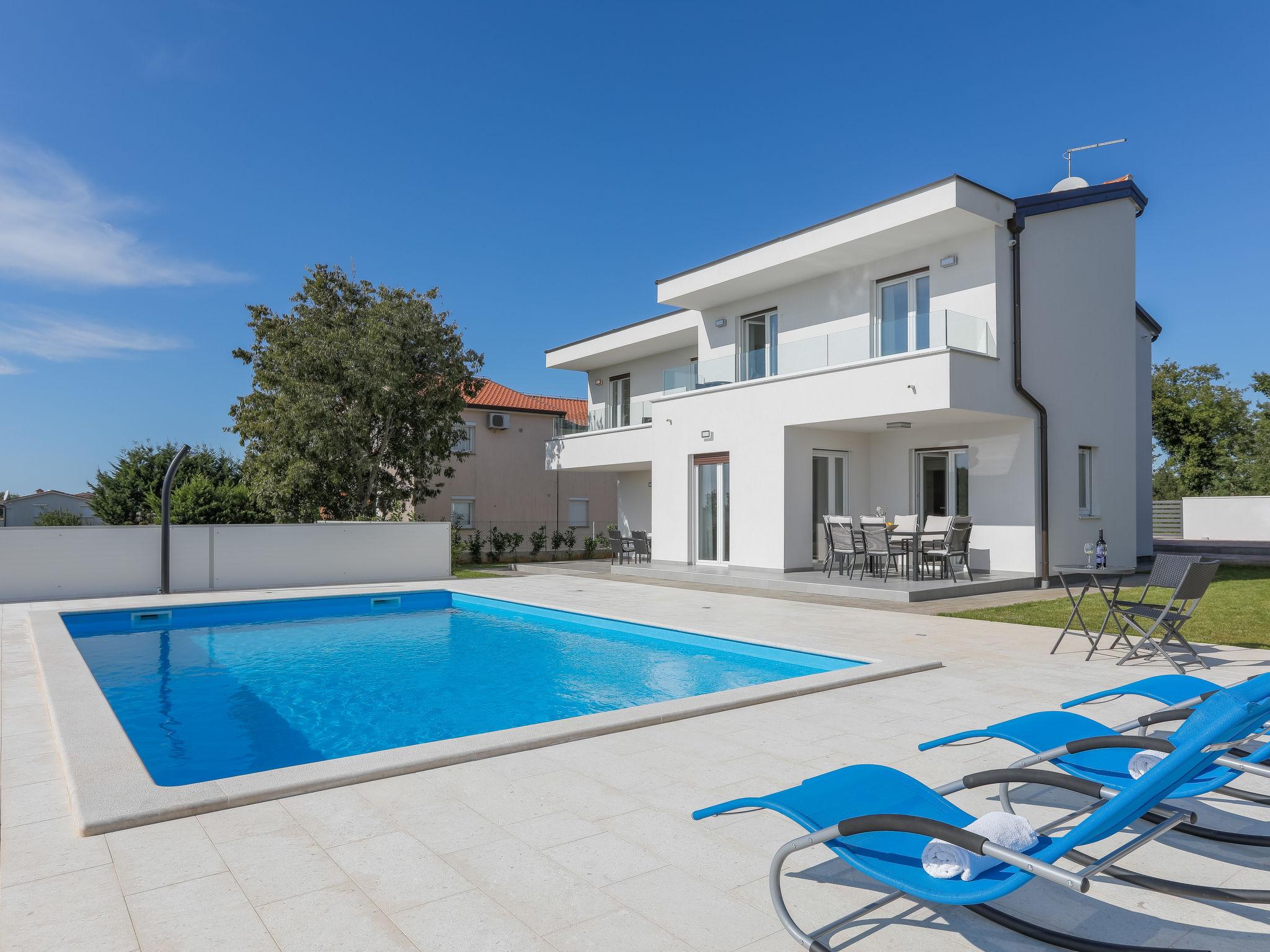 Photo 1 - Maison de 5 chambres à Poreč avec piscine privée et vues à la mer