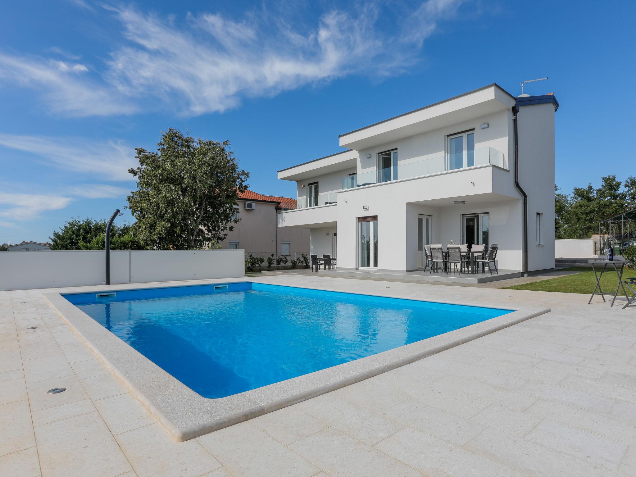 Foto 18 - Casa de 5 quartos em Poreč com piscina privada e jardim