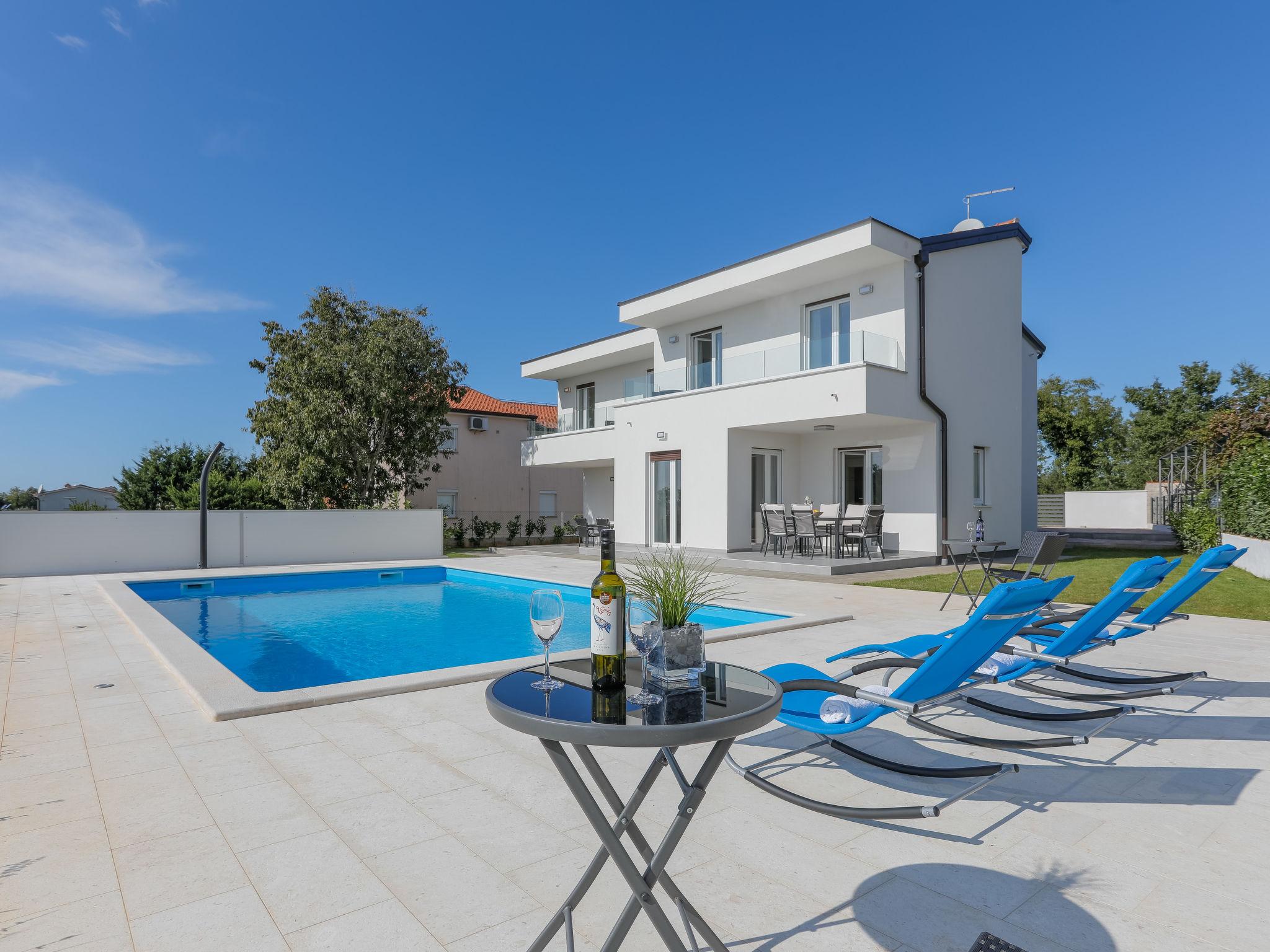 Photo 12 - Maison de 5 chambres à Poreč avec piscine privée et vues à la mer