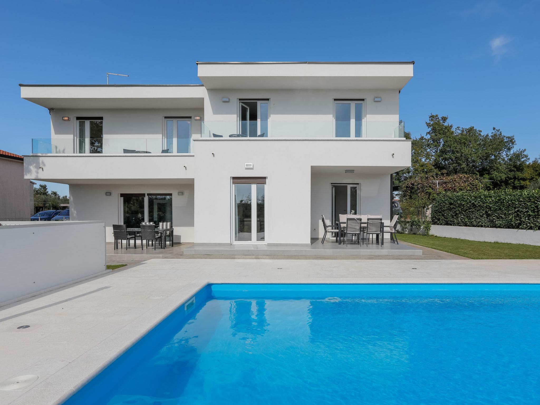 Foto 26 - Casa con 5 camere da letto a Poreč con piscina privata e vista mare