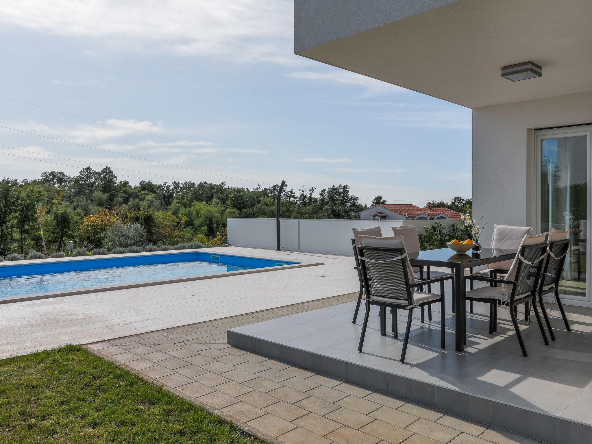 Foto 15 - Casa con 5 camere da letto a Poreč con piscina privata e vista mare