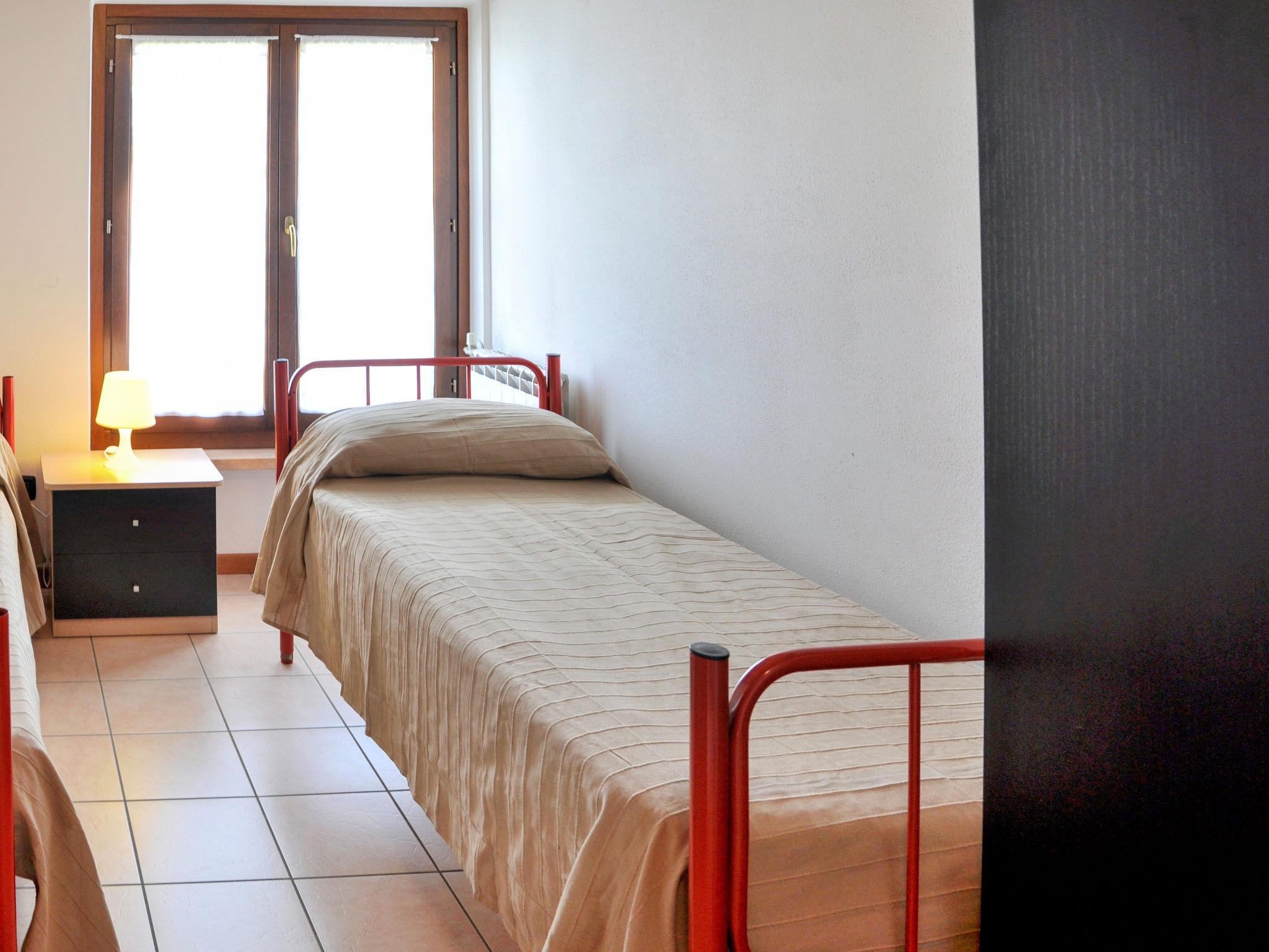 Foto 8 - Appartamento con 2 camere da letto a Lazise con piscina e vista sulle montagne