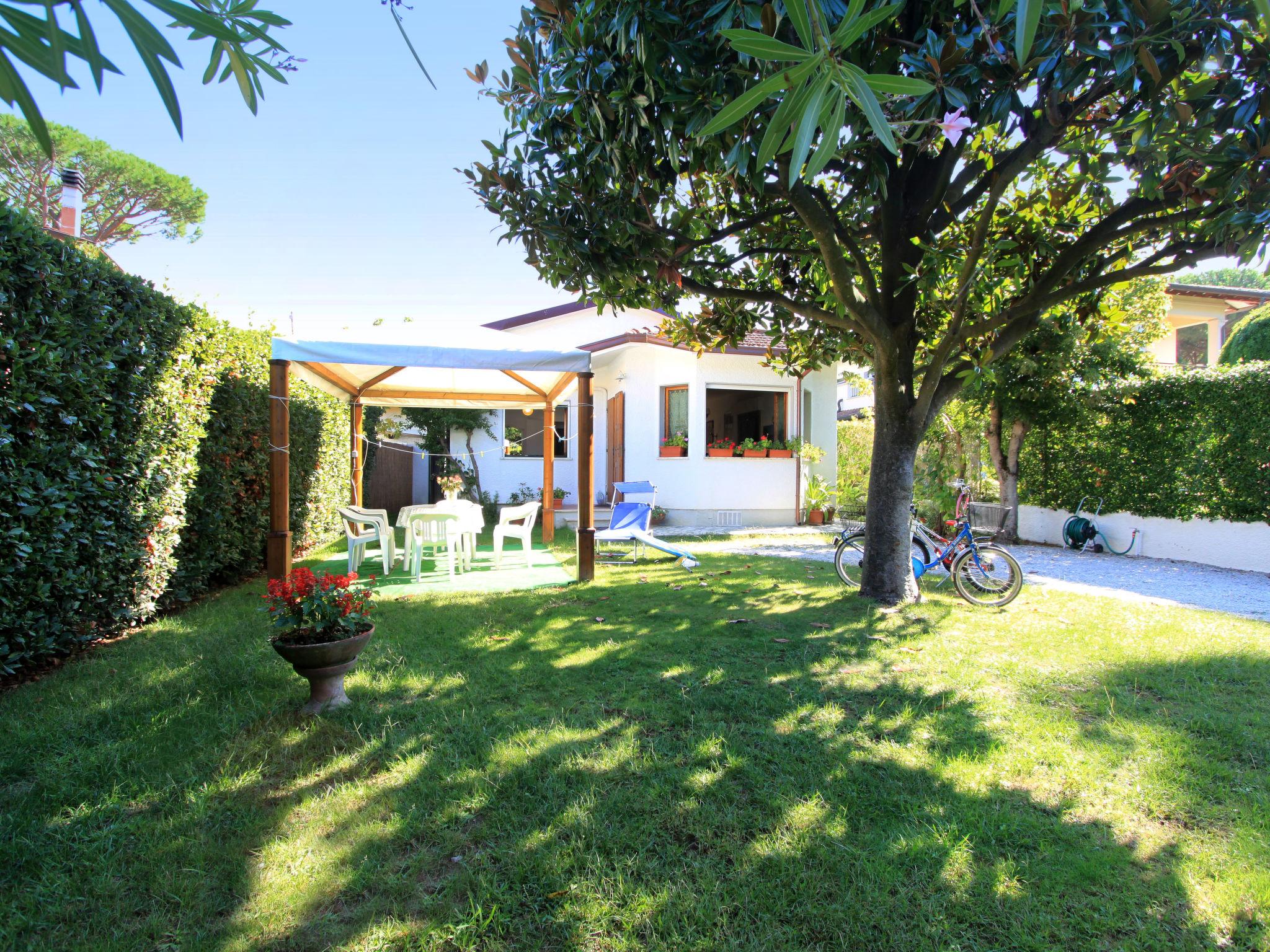 Foto 15 - Casa de 3 habitaciones en Forte dei Marmi con jardín y vistas al mar