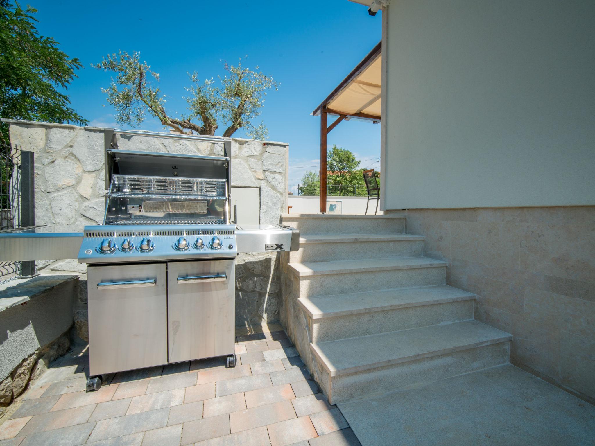 Foto 30 - Casa con 3 camere da letto a Dobrinj con piscina privata e giardino