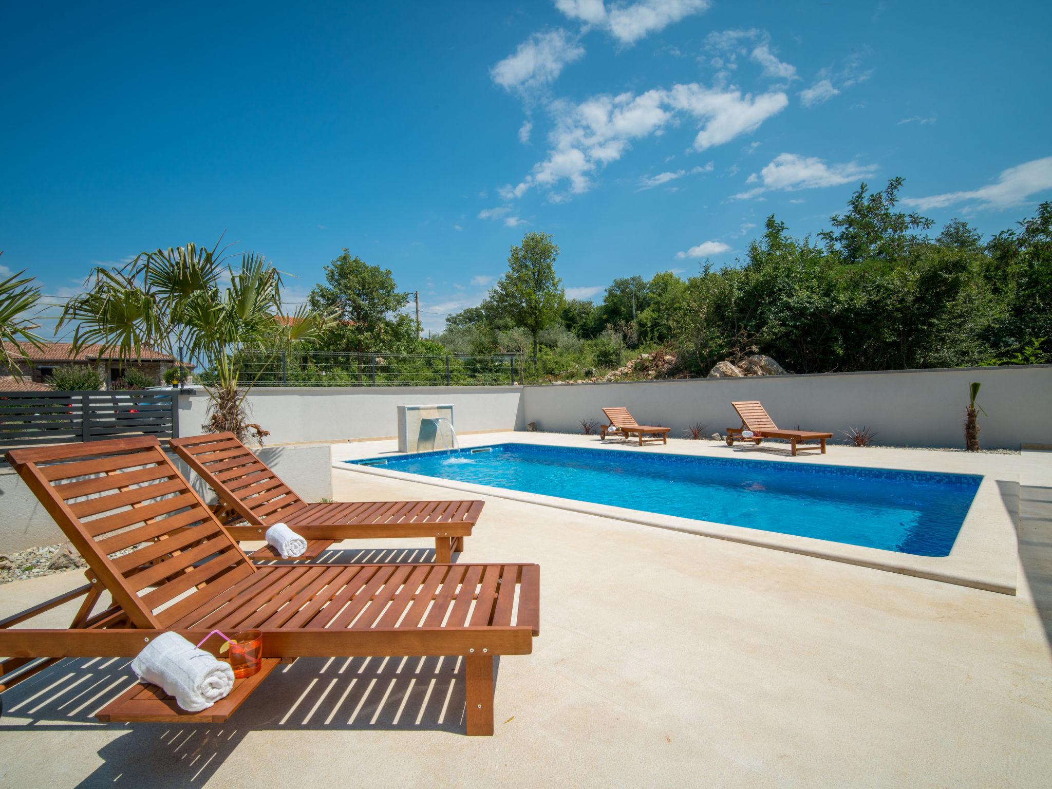 Photo 2 - Maison de 3 chambres à Dobrinj avec piscine privée et vues à la mer