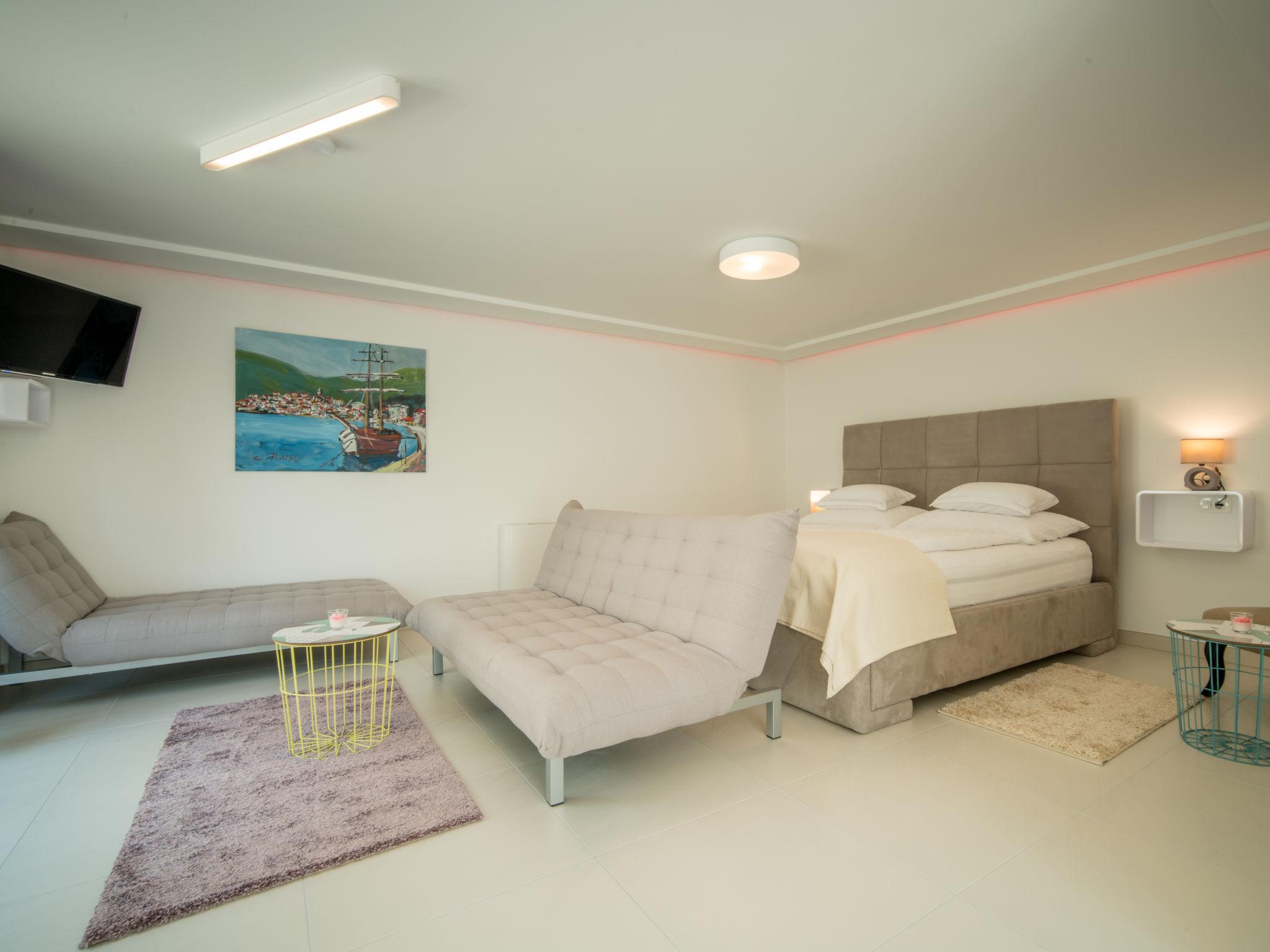 Foto 23 - Casa con 3 camere da letto a Dobrinj con piscina privata e vista mare