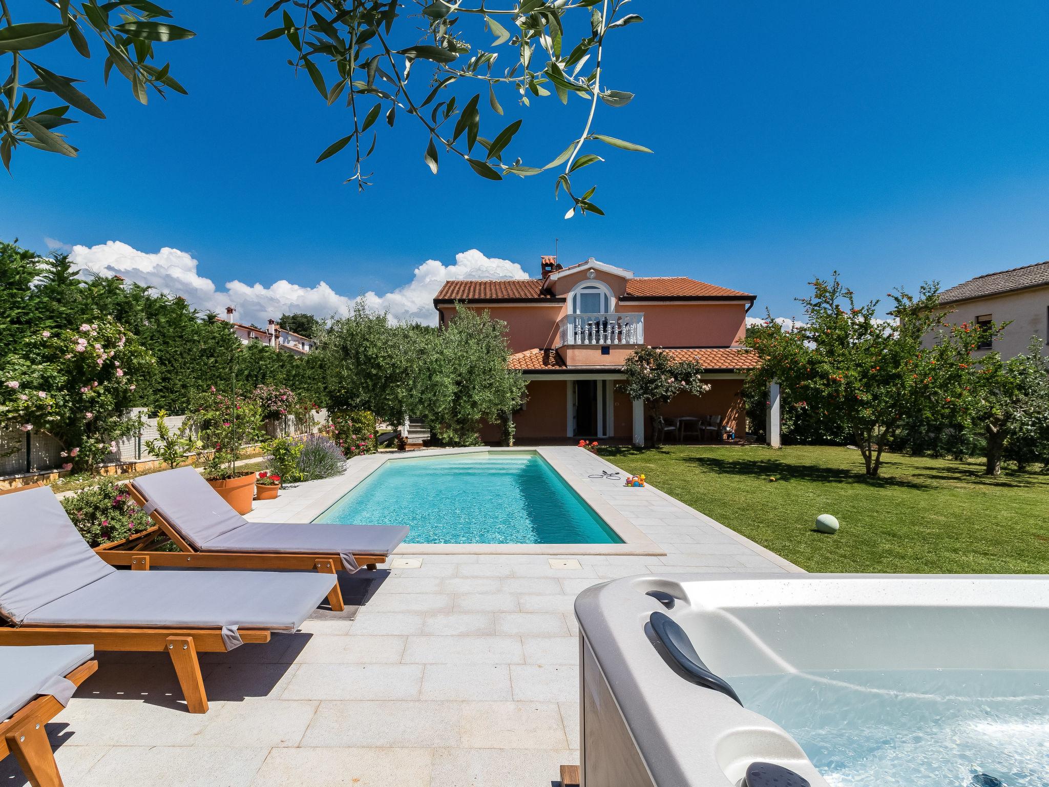 Photo 1 - Maison de 5 chambres à Kaštelir-Labinci avec piscine privée et vues à la mer