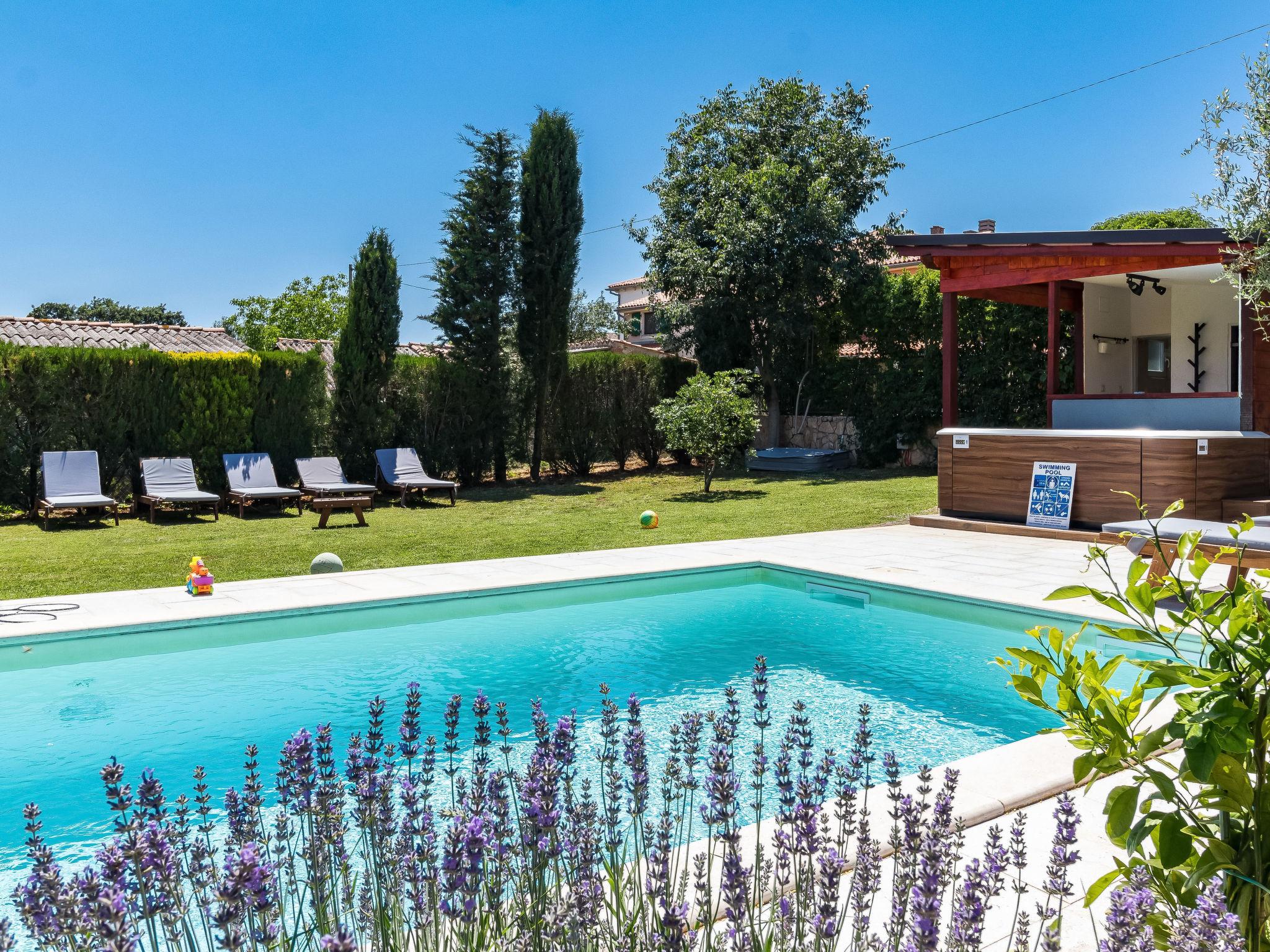 Foto 2 - Casa de 5 quartos em Kaštelir-Labinci com piscina privada e vistas do mar